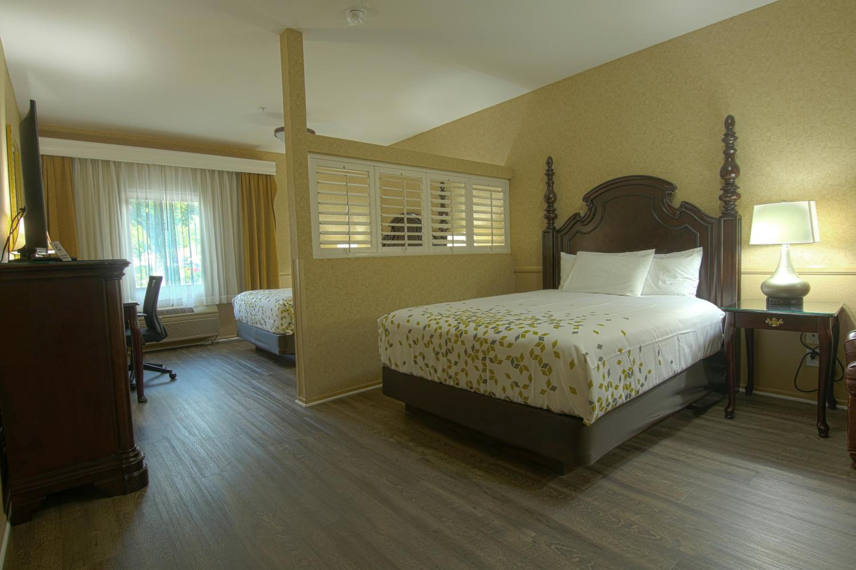 Superior Queen Room with Two Queen Beds - Non-Smoking - Photo 2
