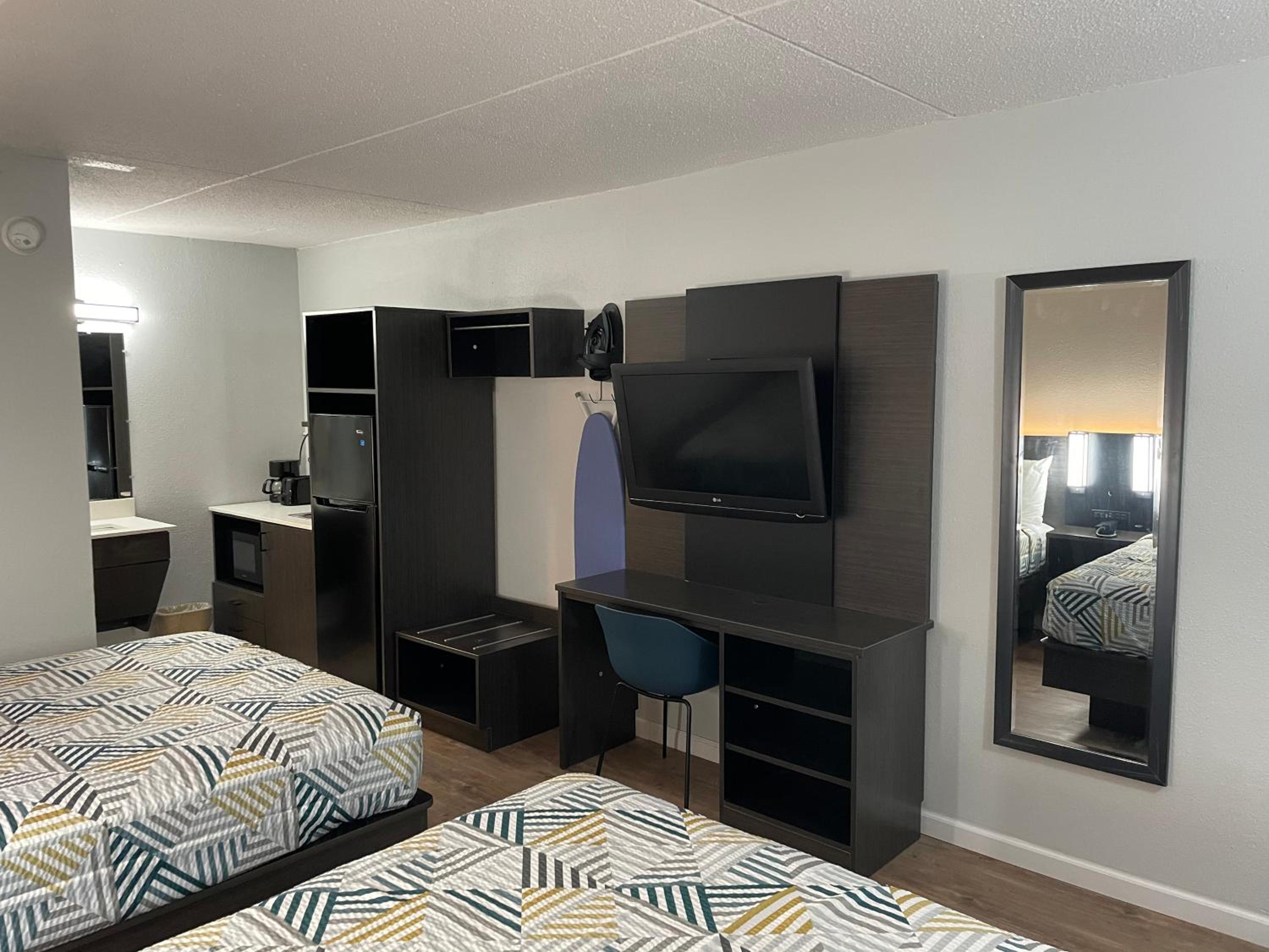 Quadruple Room - Non-Smoking - Photo 2
