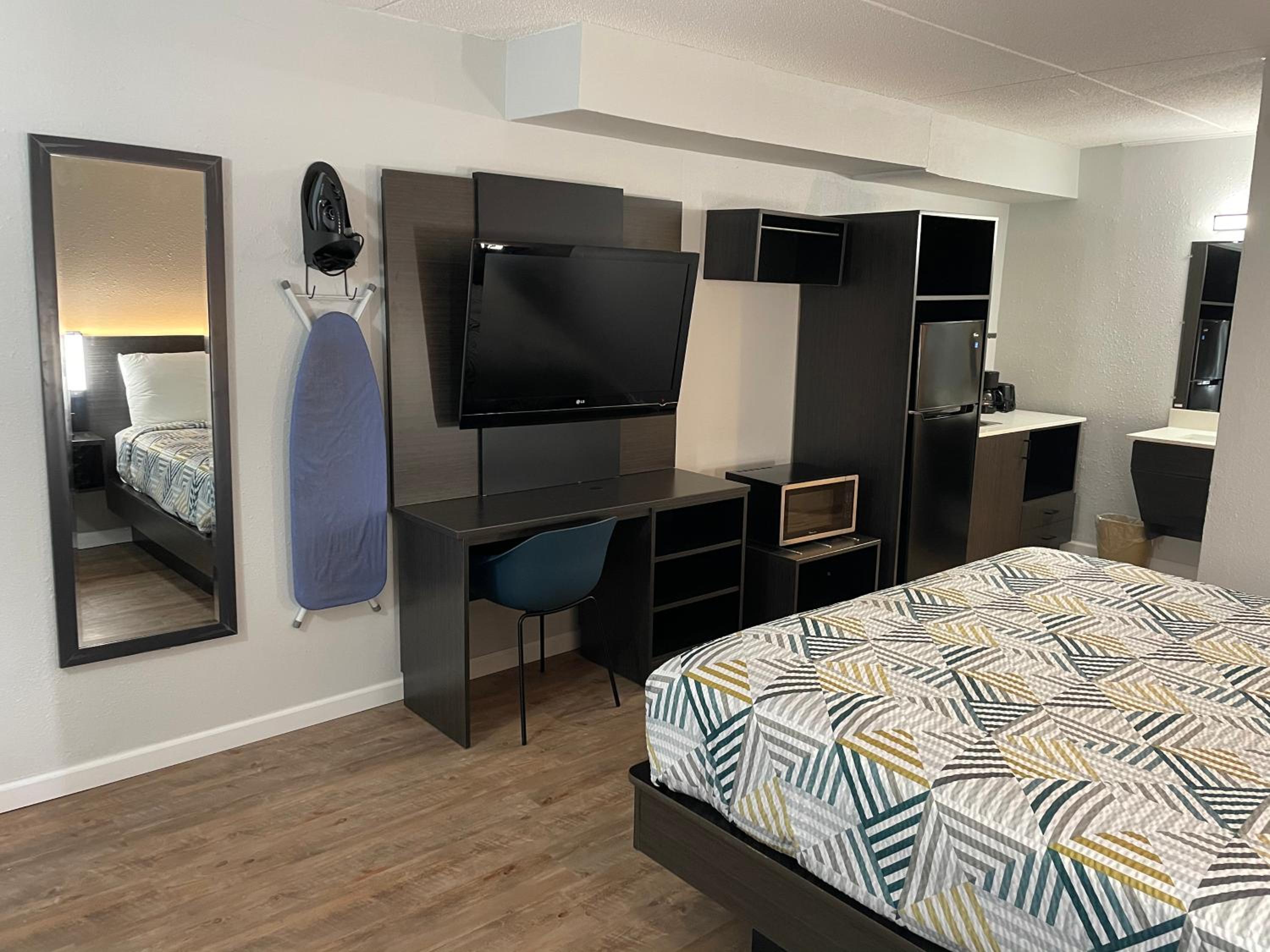 Deluxe King Room - Non-Smoking - Photo 2