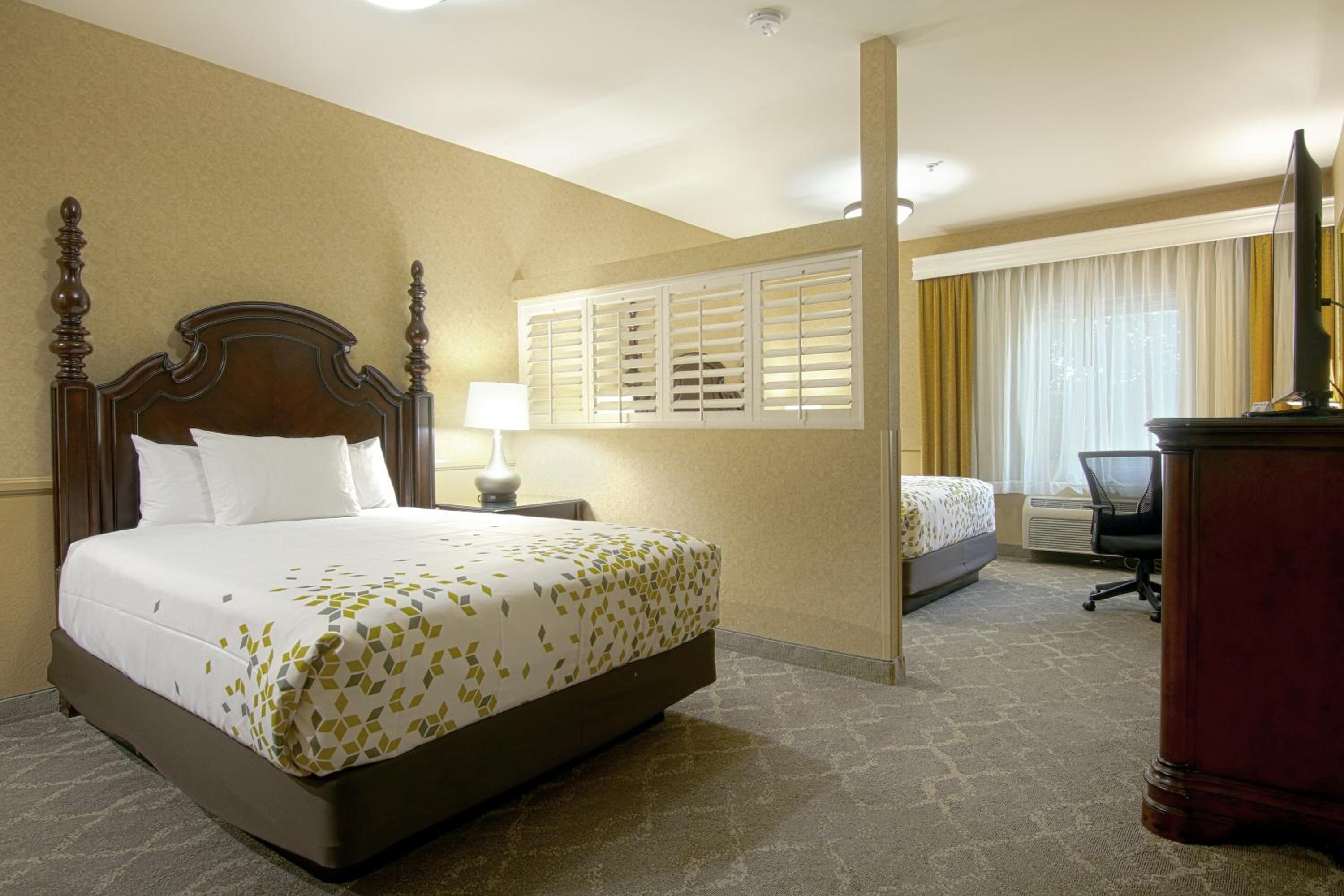 Room with Two Queen Beds - Non-Smoking - Photo 3