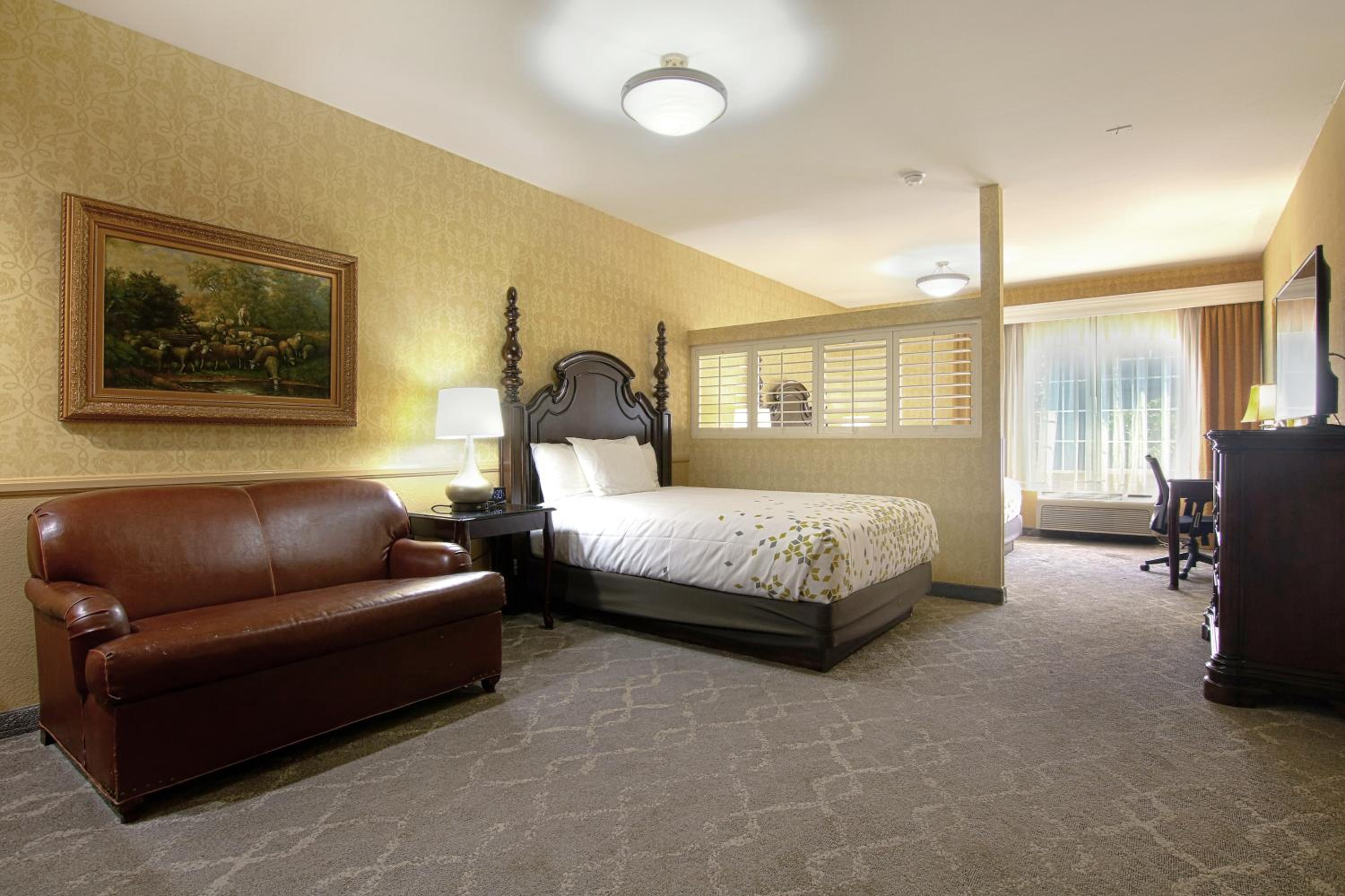 Deluxe Queen Room with Two Queen Beds - Non-Smoking - Photo 3