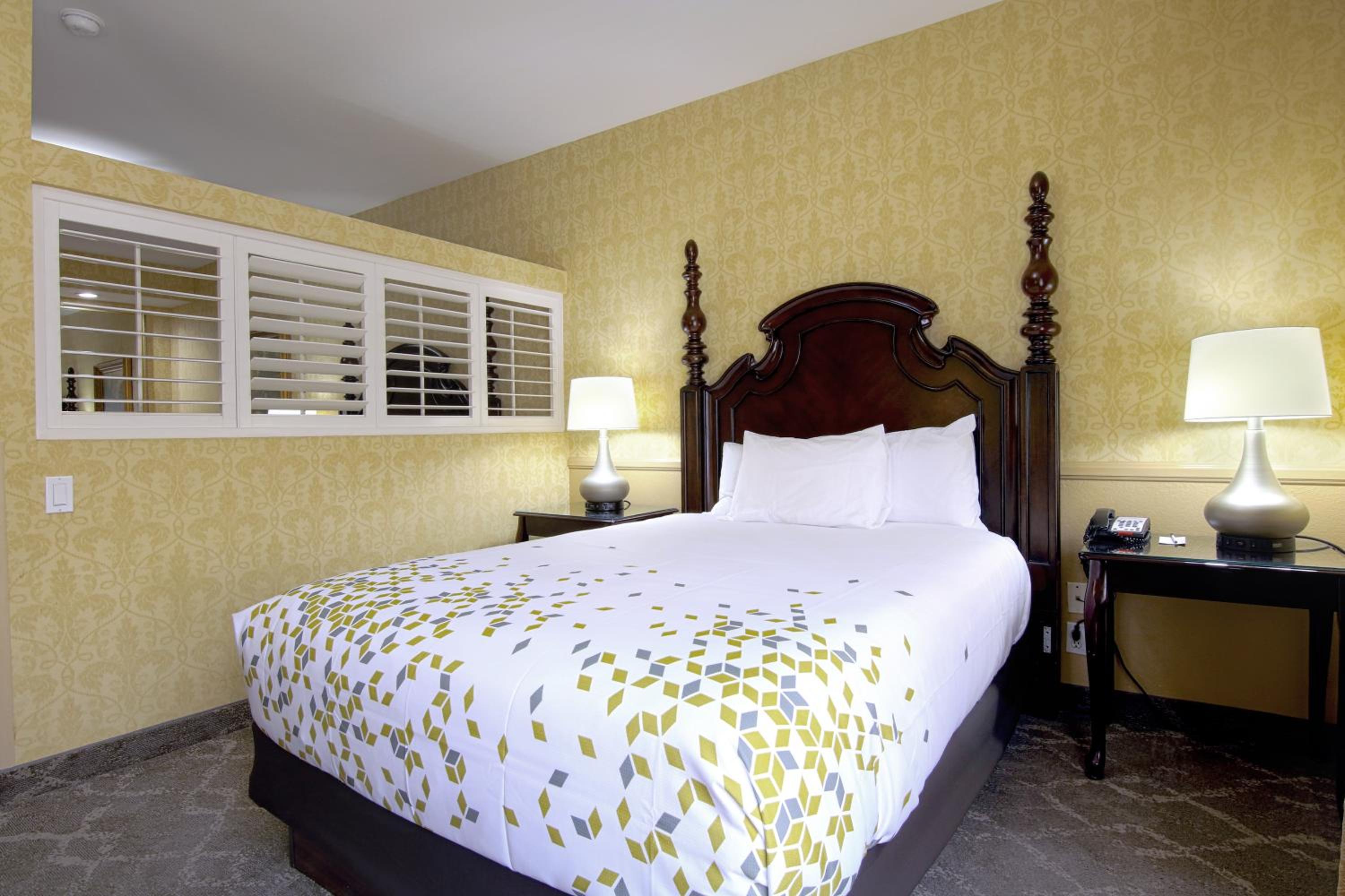 Deluxe Queen Room with Two Queen Beds - Non-Smoking - Photo 2