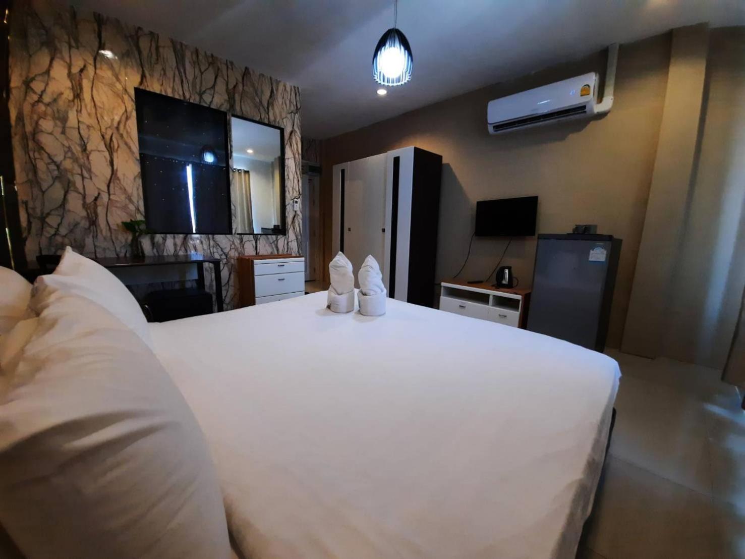 Deluxe King Room - Photo 2