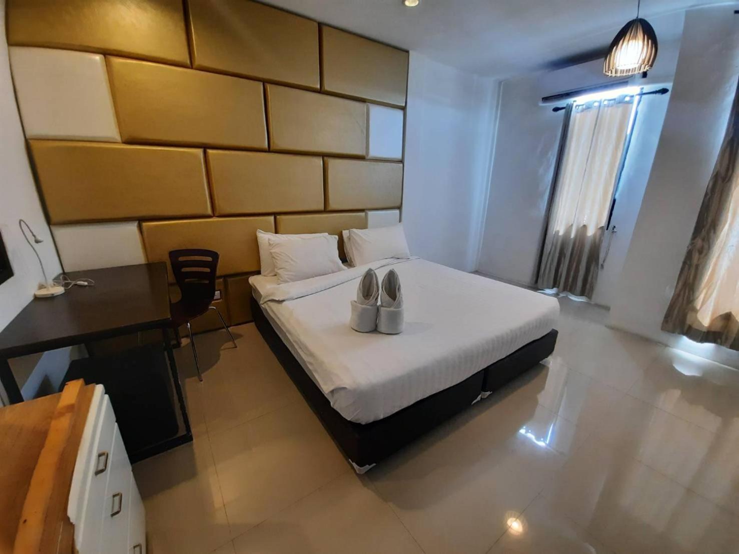 Deluxe King Room - Photo 4