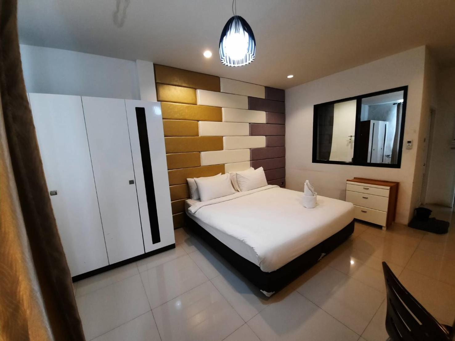 Deluxe King Room - Photo 6