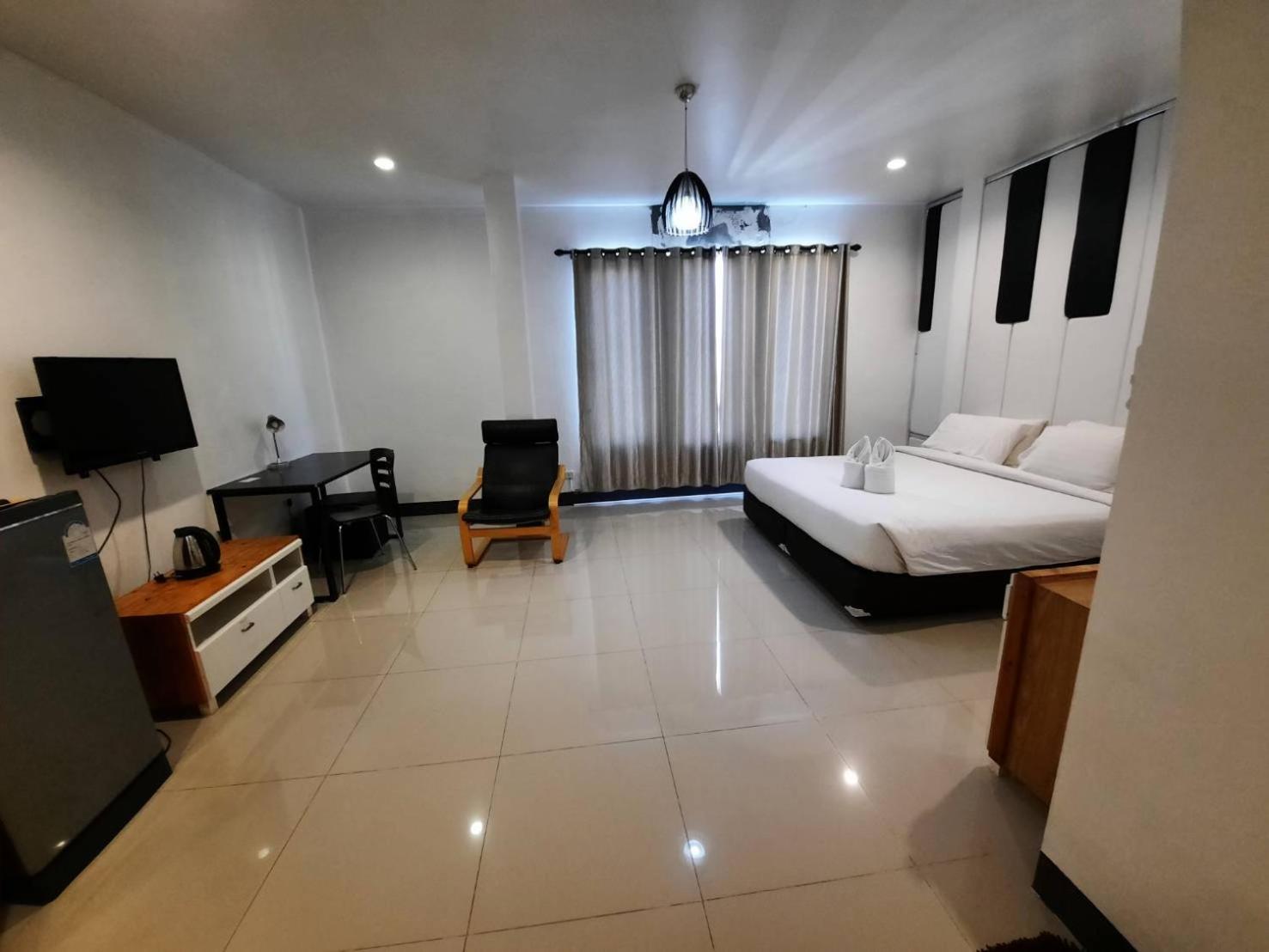 Deluxe King Room - Photo 7