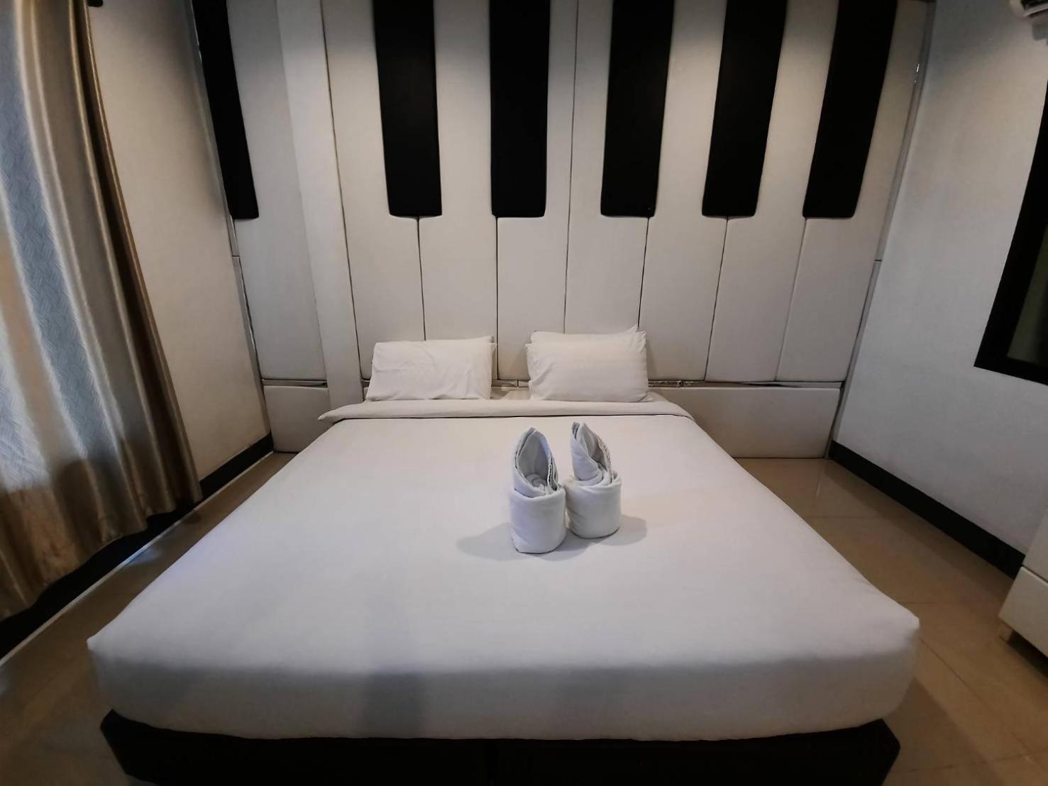 Deluxe King Room - Photo 8