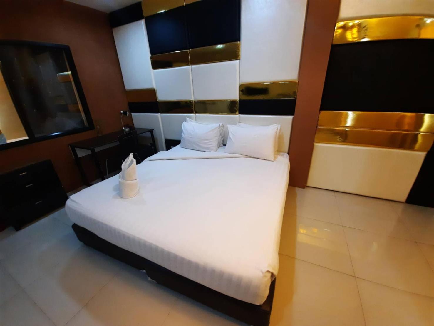 Deluxe King Room - Photo 11