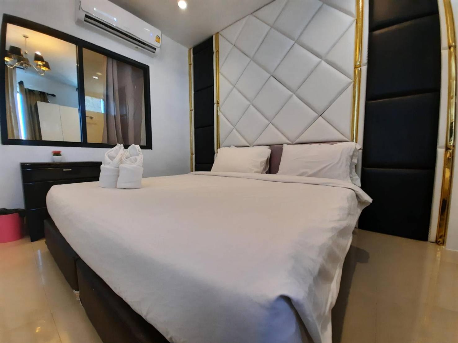 Deluxe King Room - Photo 12