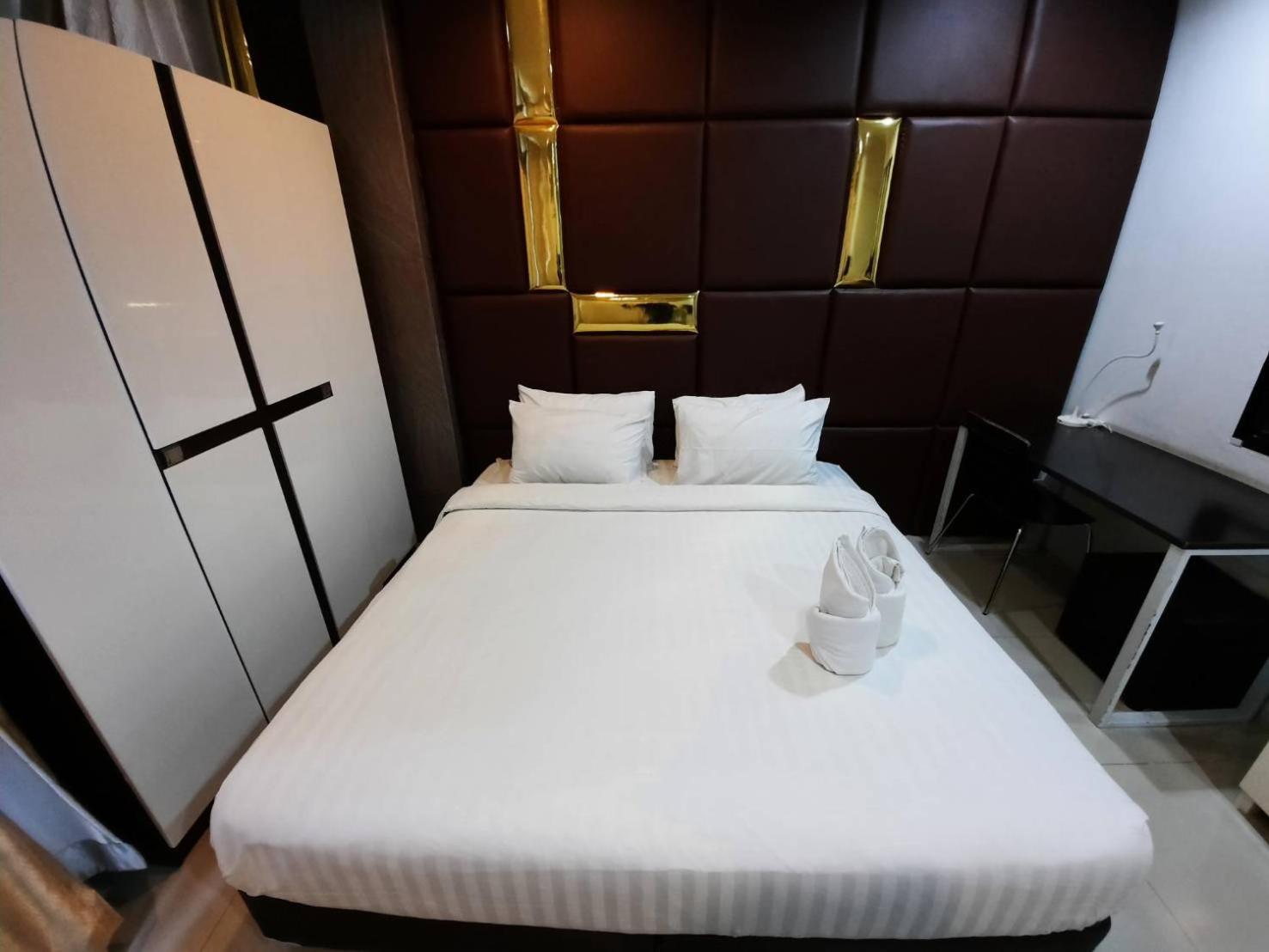Deluxe King Room - Photo 13