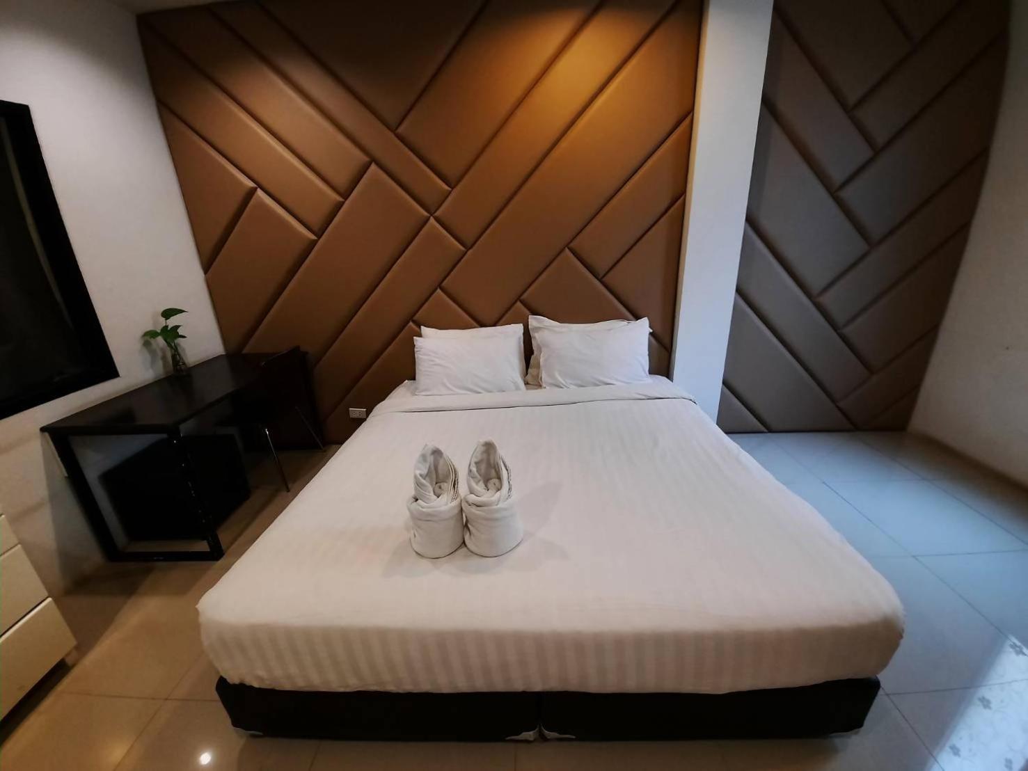 Deluxe King Room - Photo 14