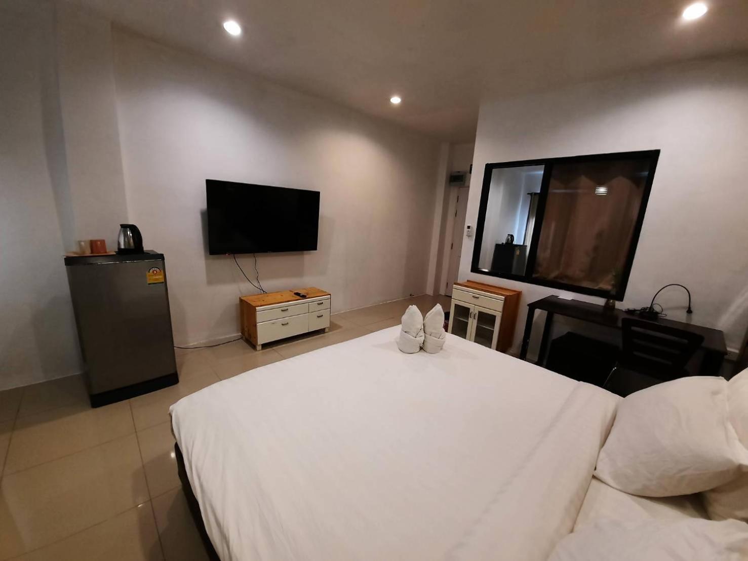 Deluxe King Room - Photo 18