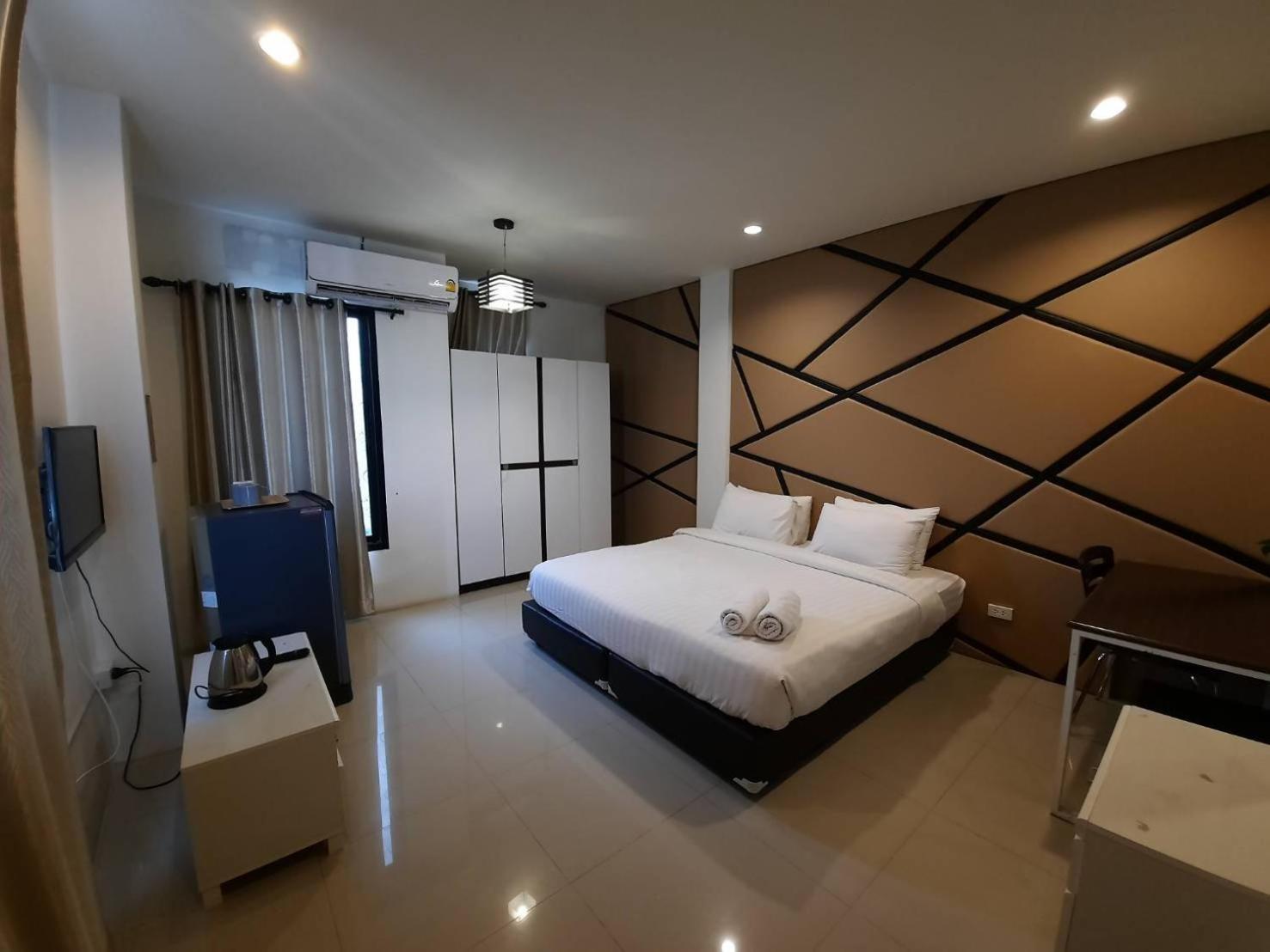 Deluxe King Room - Photo 19
