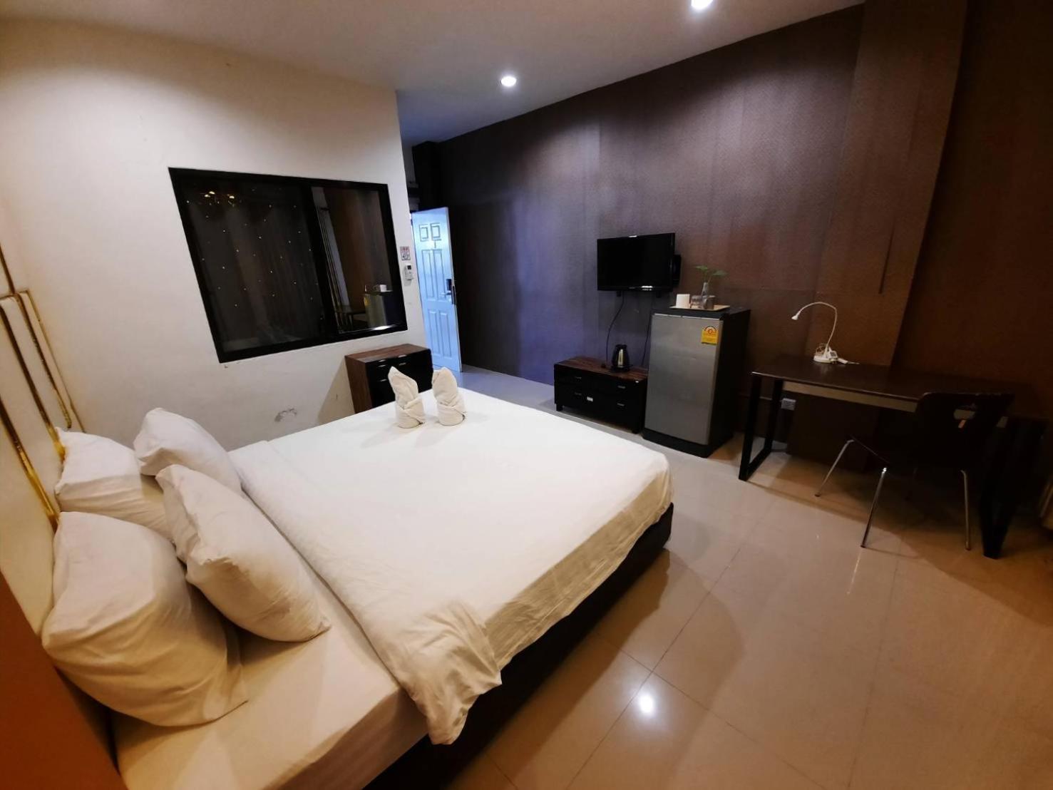 Deluxe King Room - Photo 20