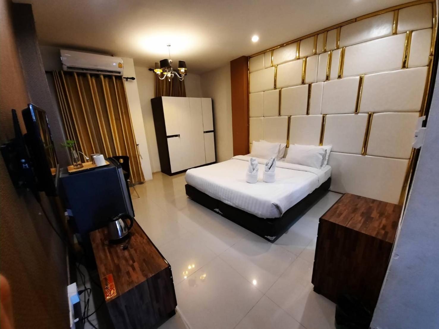 Deluxe King Room - Photo 1