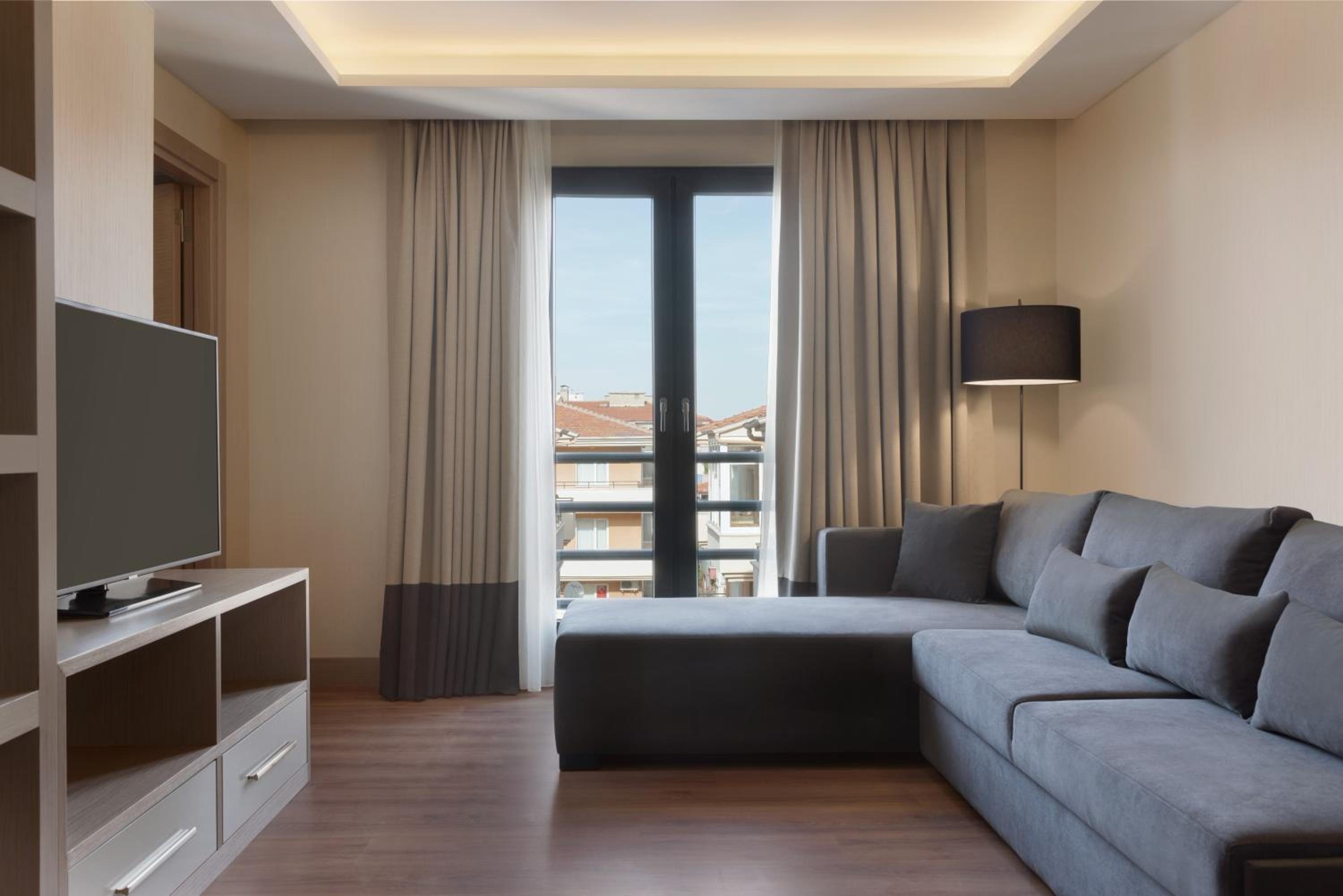 One-Bedroom King Suite With Kitchenette - Smoking