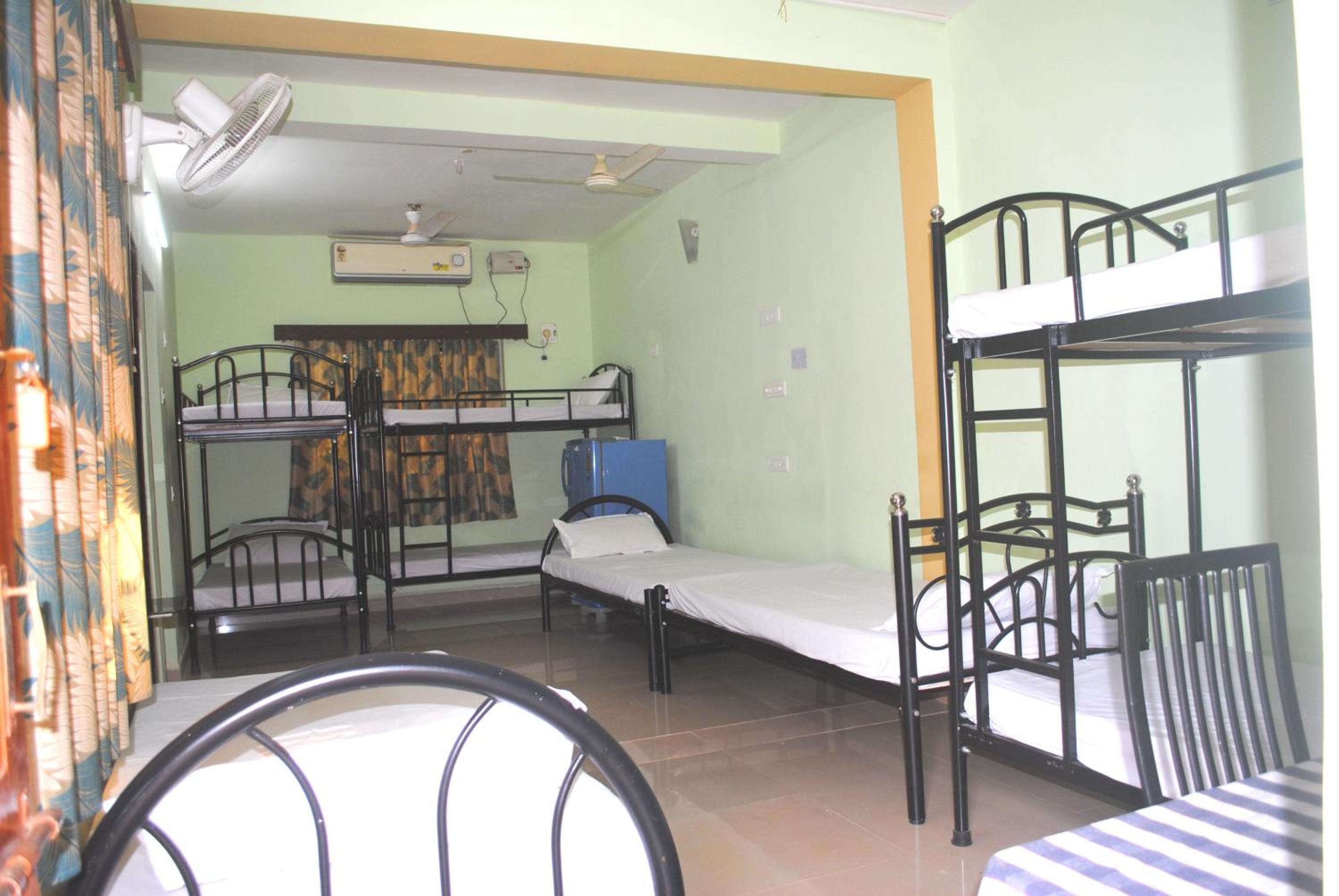 8-Bed Mixed Dormitory Room photo 1