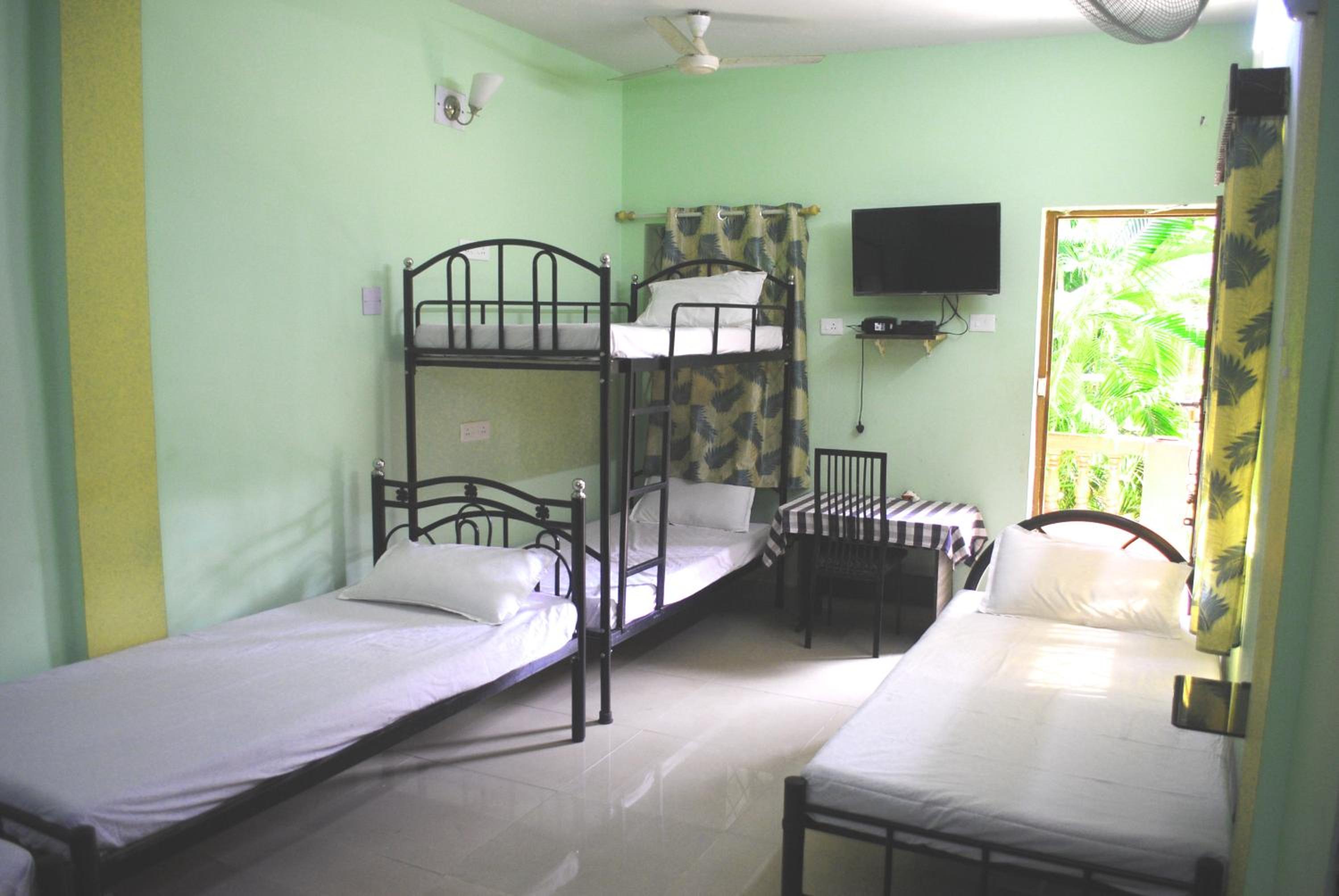 8-Bed Mixed Dormitory Room photo 3