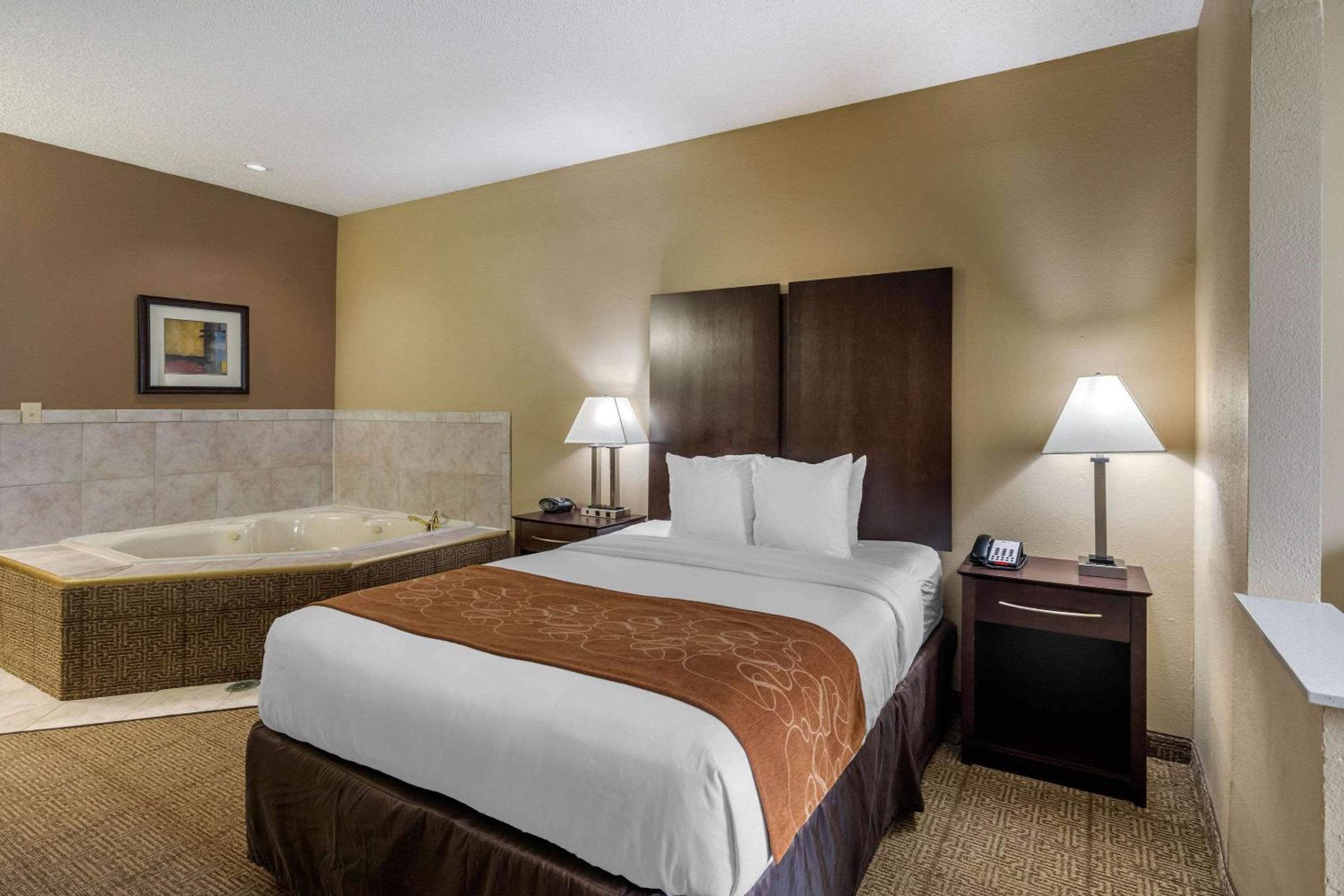 Queen Suite - Accessible/Non-Smoking photo 2