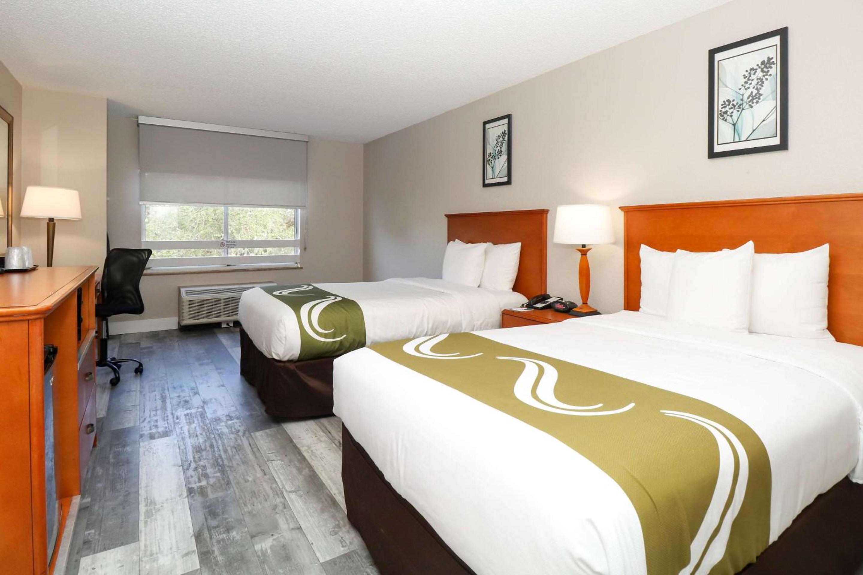Double Room with Two Double Beds and Interior Hall - Non-Smoking/Bathtub photo 2