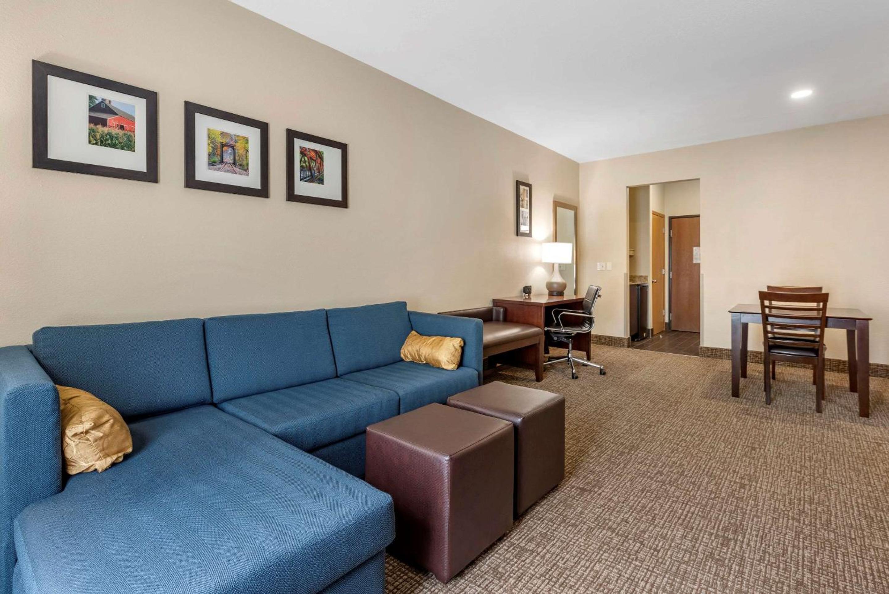 King Suite - Non-Smoking - Photo 3