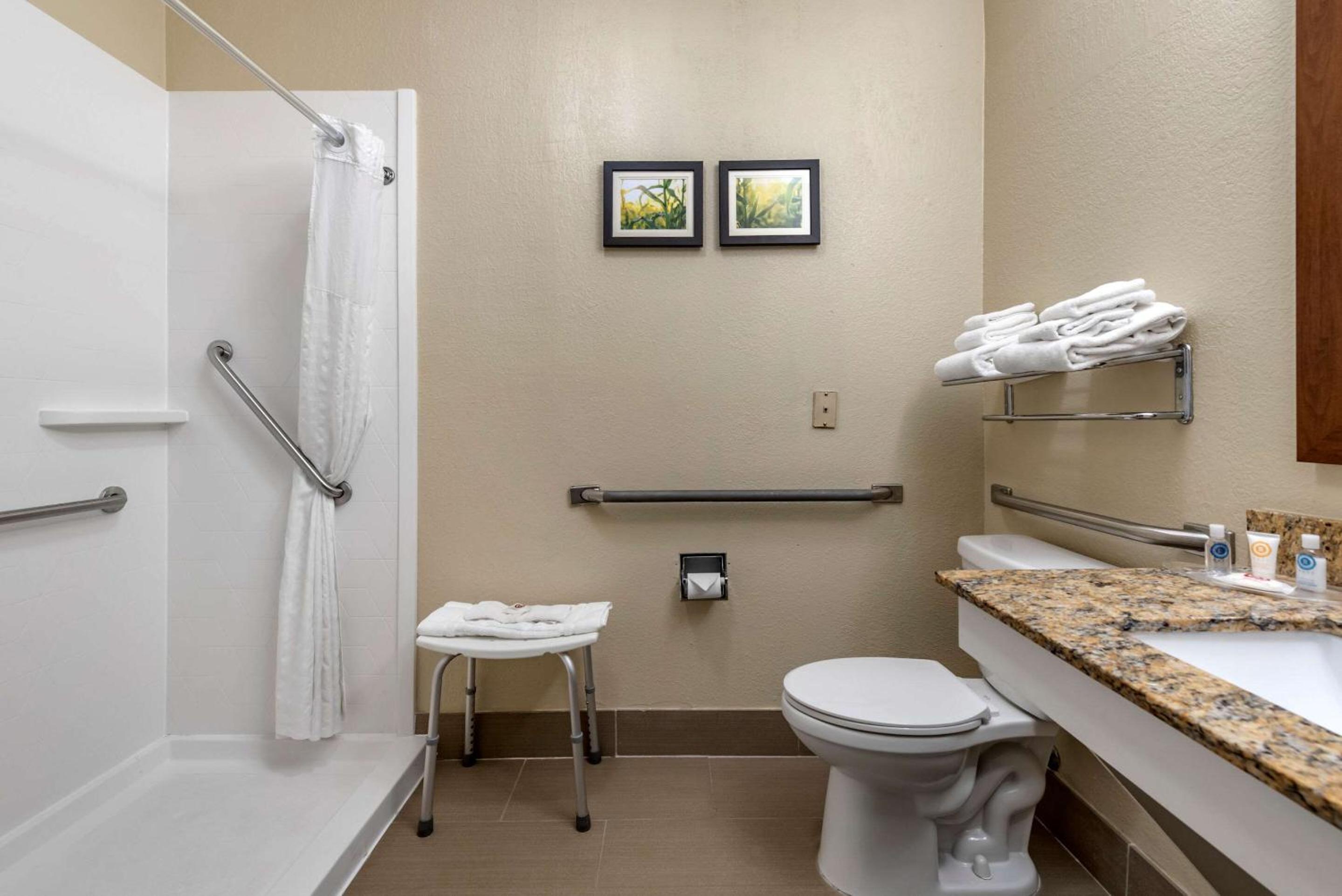 Queen Suite with Two Queen Beds - Accessible/Non-Smoking - Photo 2