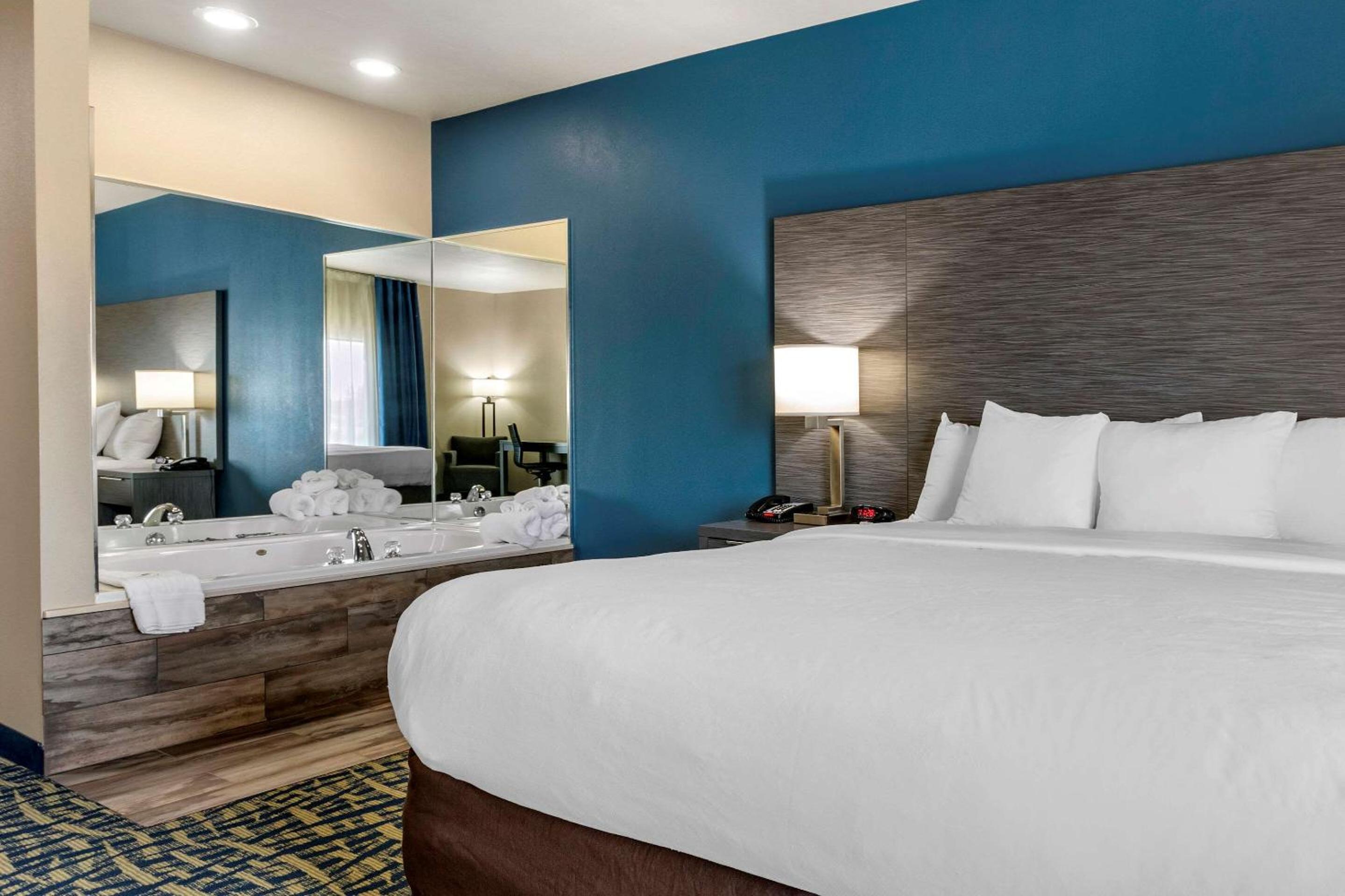 King Suite with Whirlpool - Non-Smoking - Photo 9