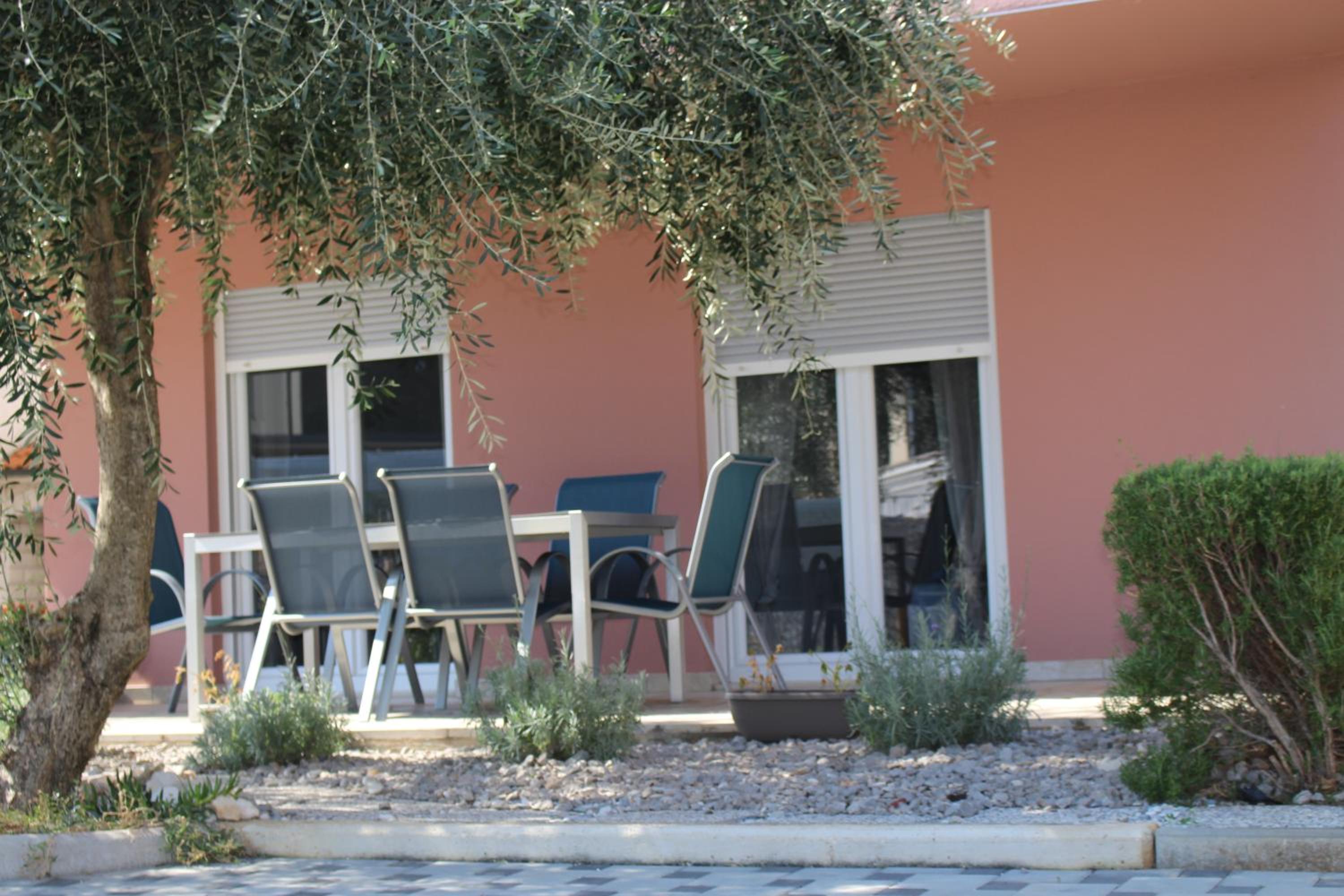 Apartment with Terrace - Photo 4