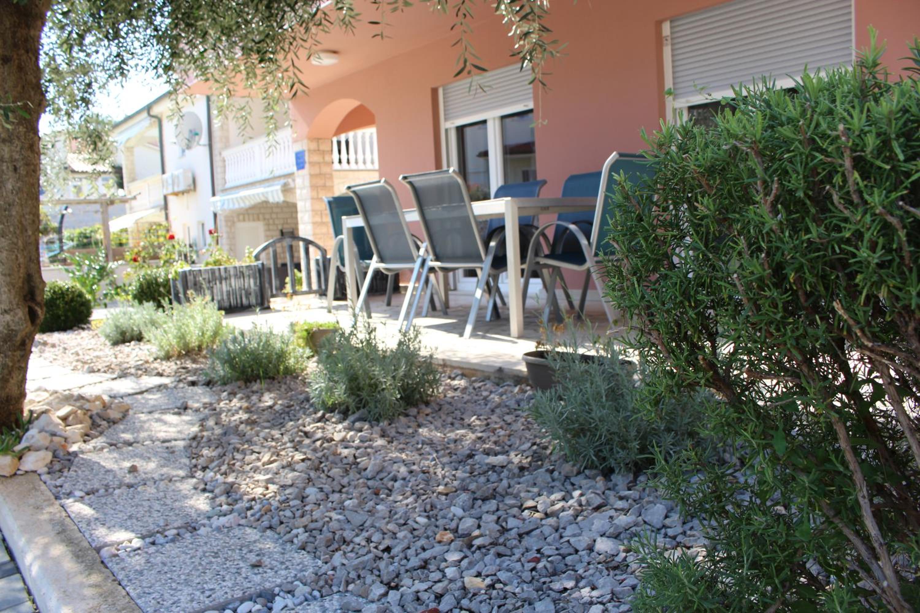 Apartment with Terrace - Photo 6