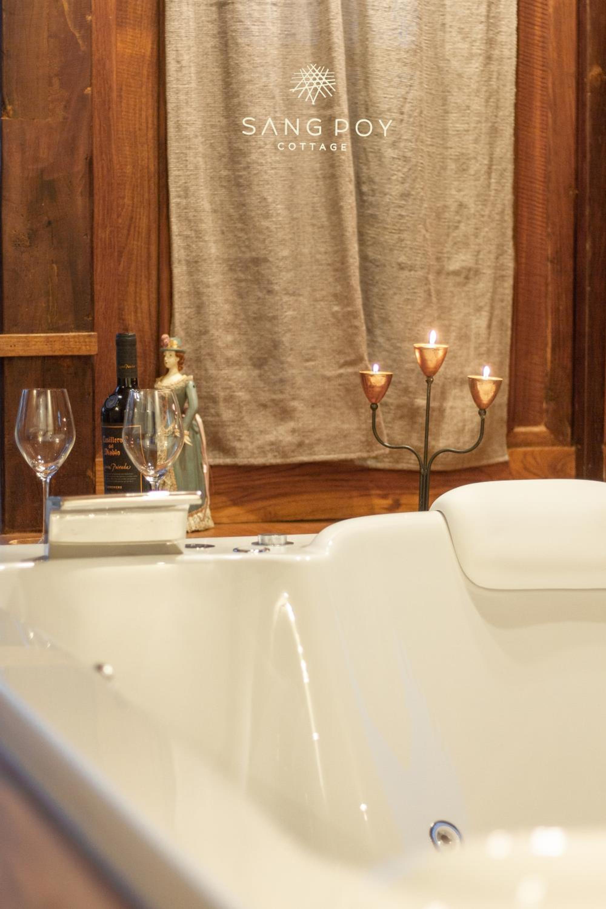 King Room with Spa Bath - Photo 12