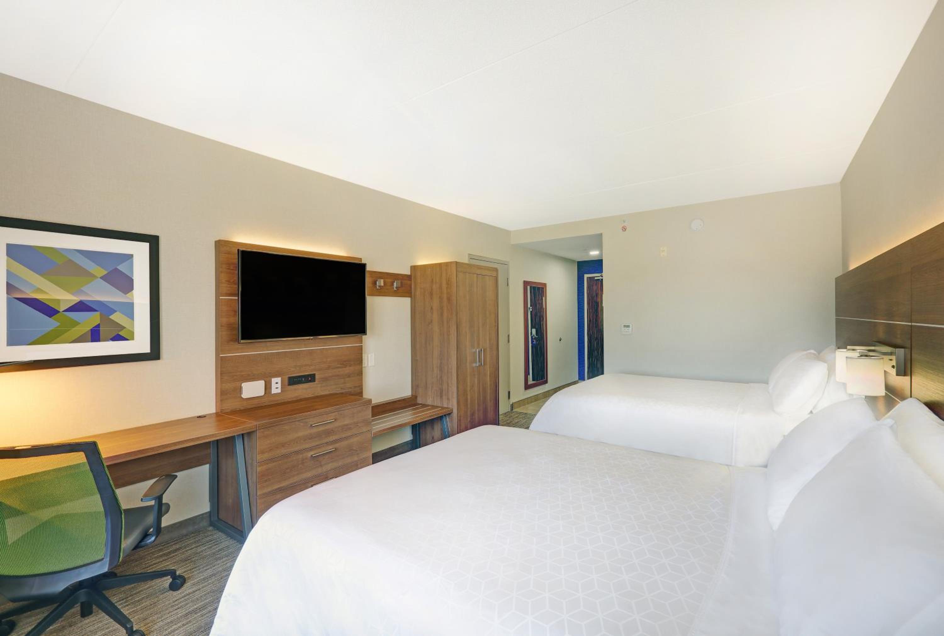 Standard Room with Two Queen Beds - Photo 2
