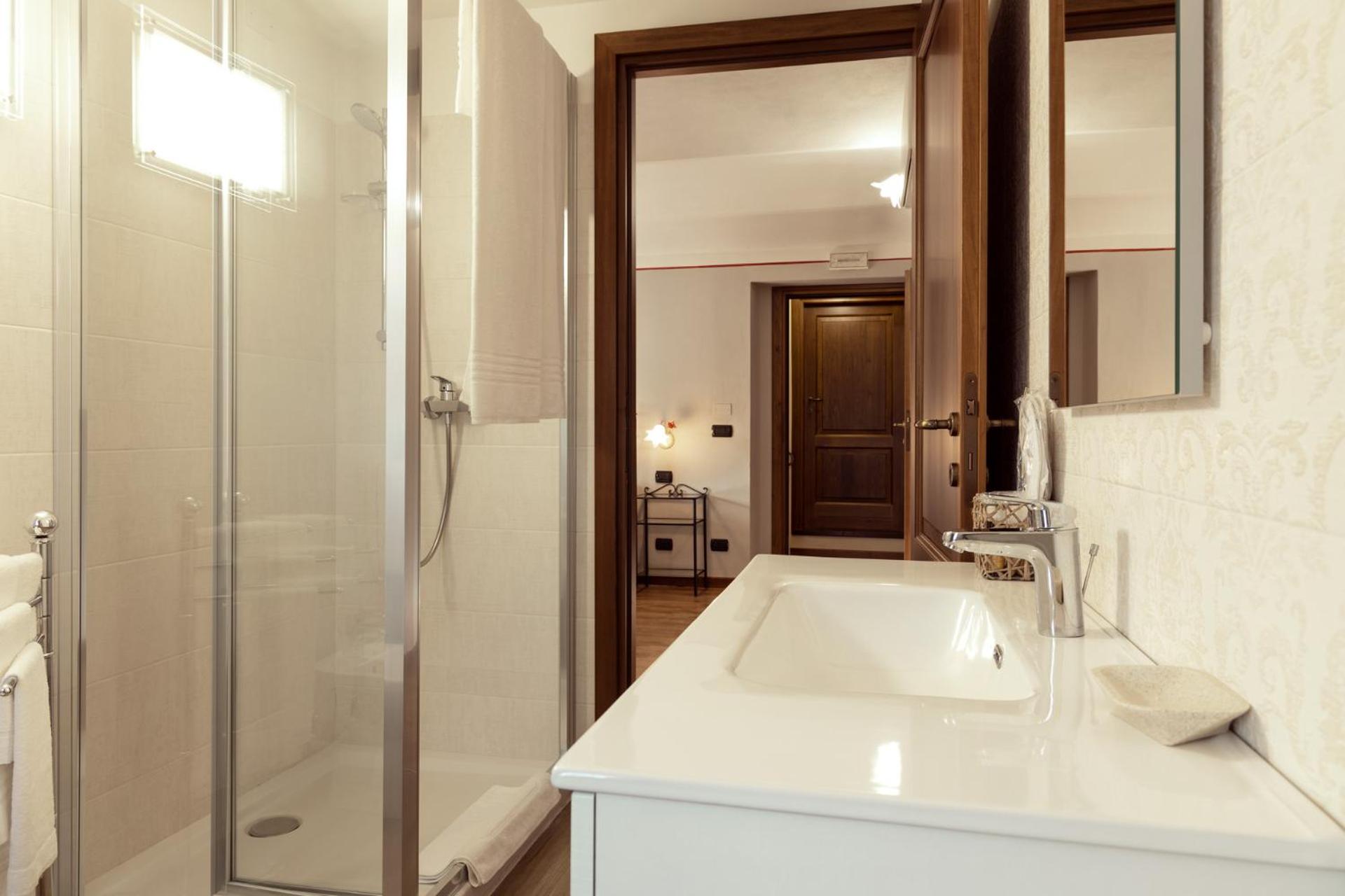 Queen Room with Spa Bath - Photo 3