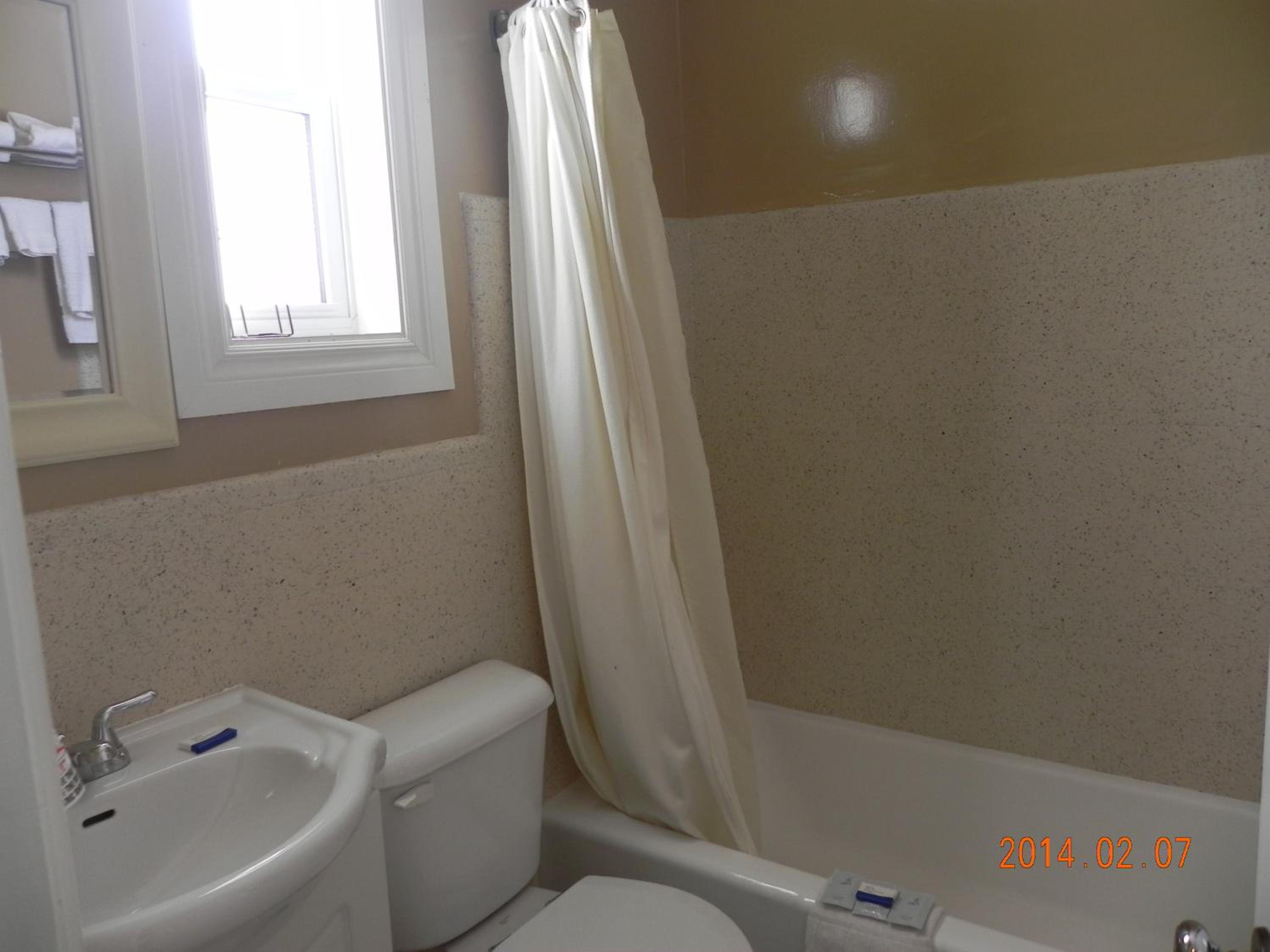 Double Room with Two Queen Beds - Photo 10
