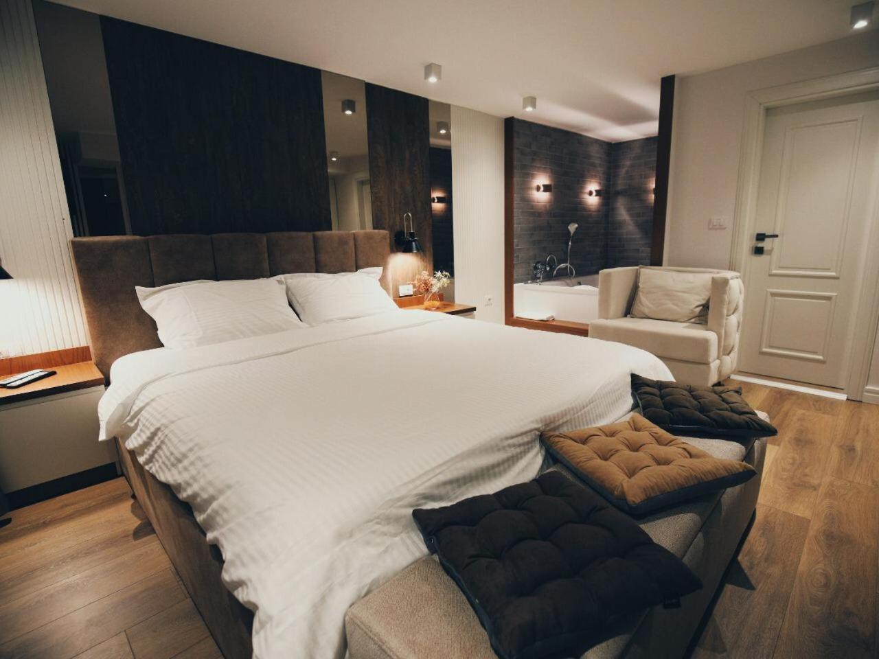 Deluxe King Suite