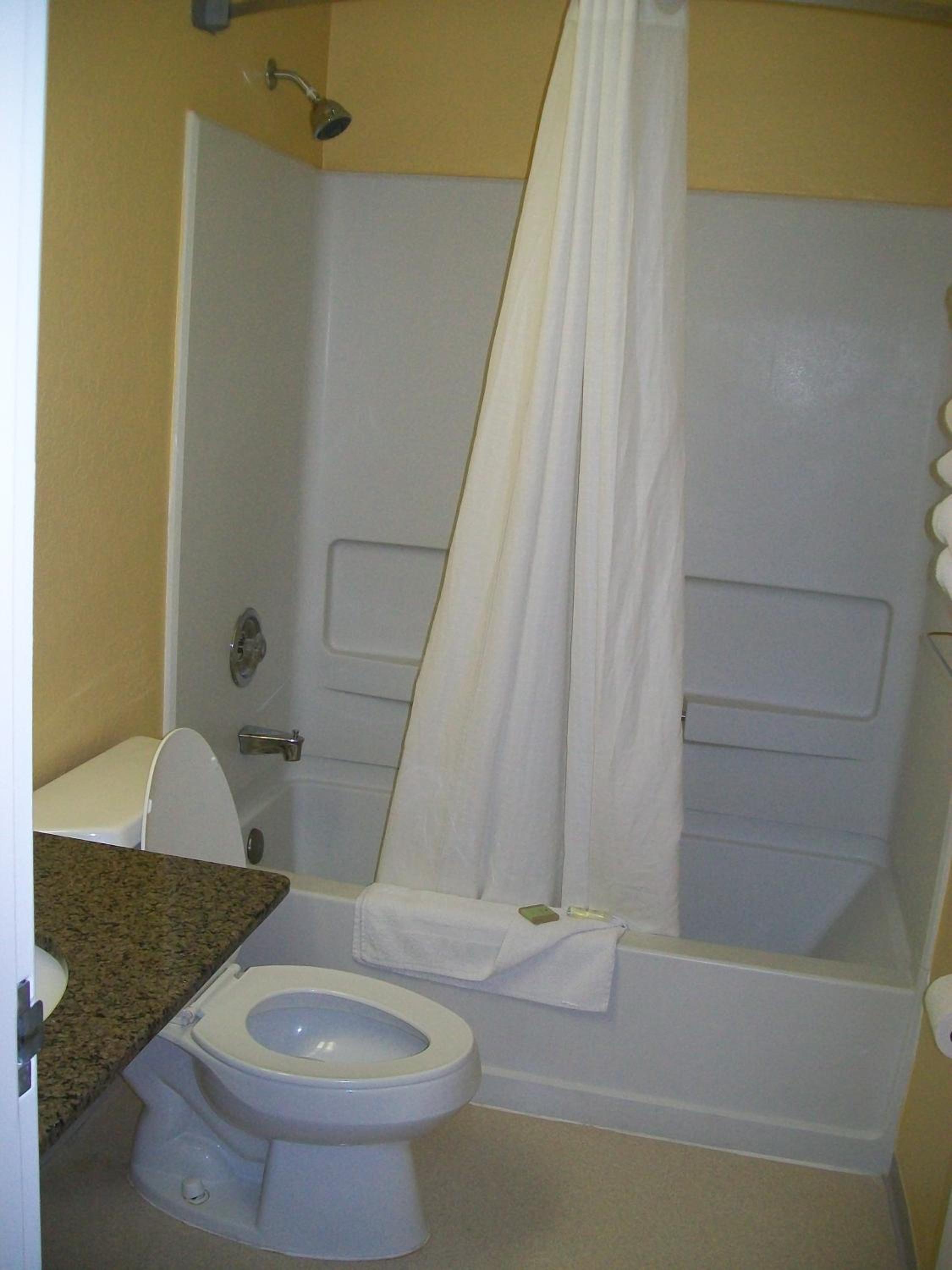 Queen Room with Two Queen Beds - Non-Smoking photo 2