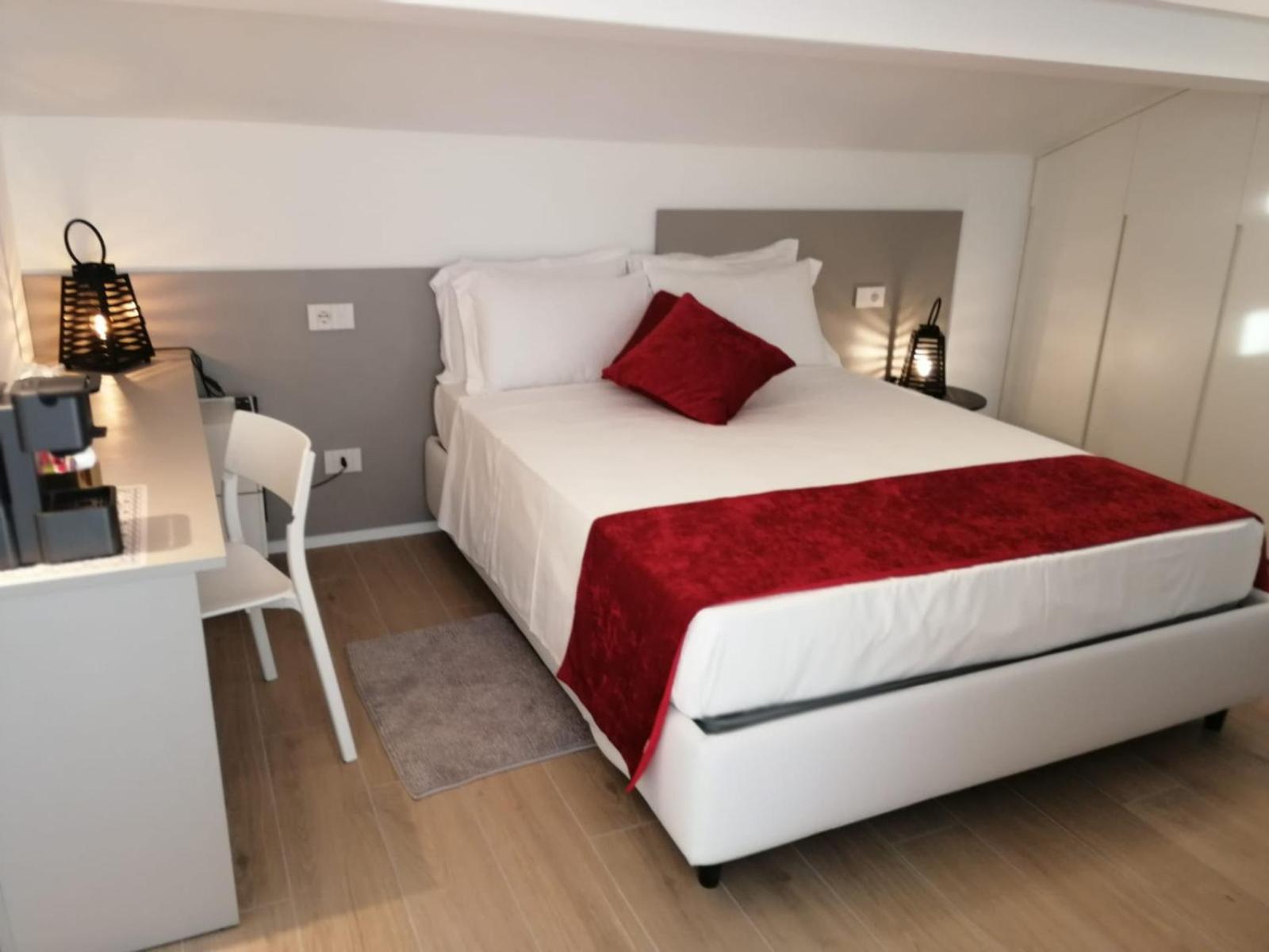 Double Room with Private External Bathroom - Photo 8