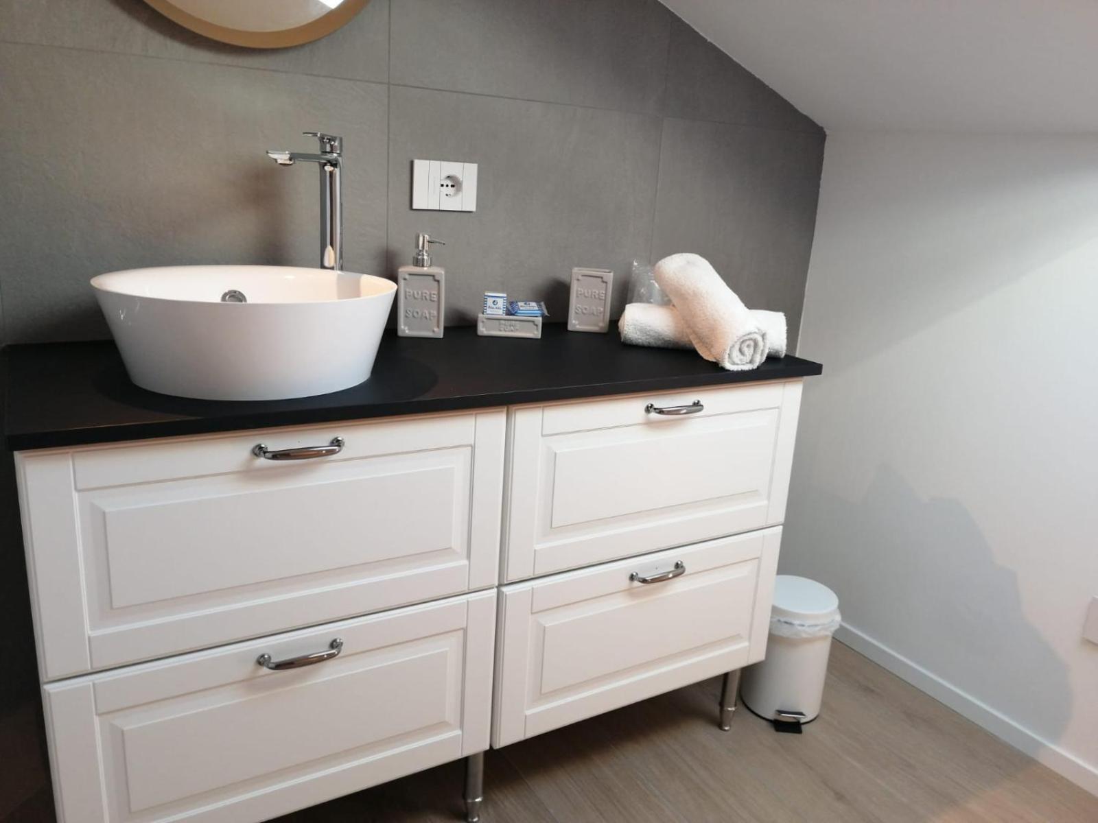 Double Room with Private External Bathroom - Photo 12