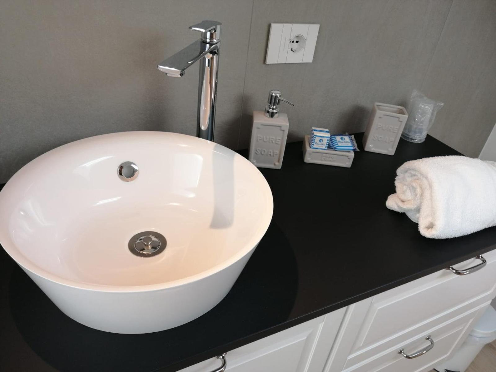 Double Room with Private External Bathroom - Photo 3