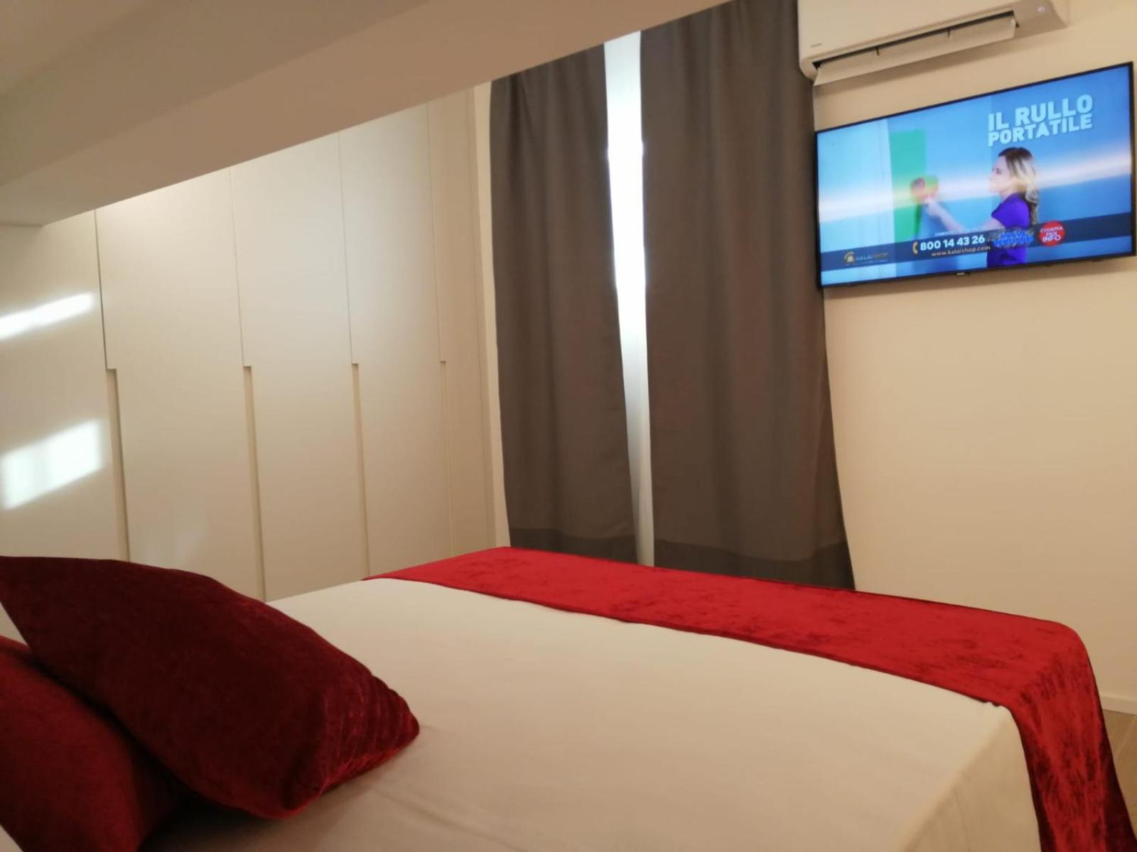 Double Room with Private External Bathroom - Photo 13