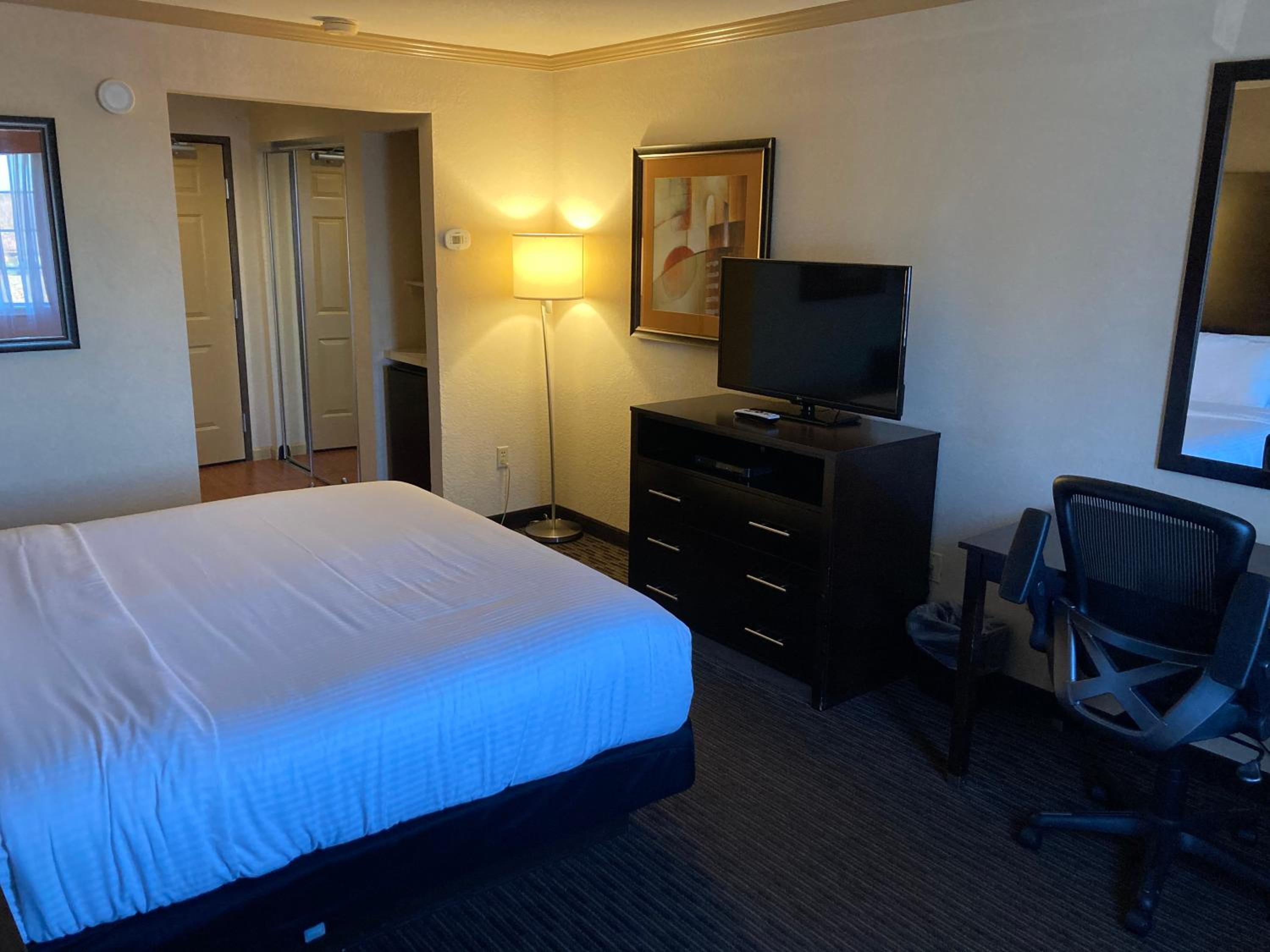 Deluxe King Room - Non-Smoking - Photo 4