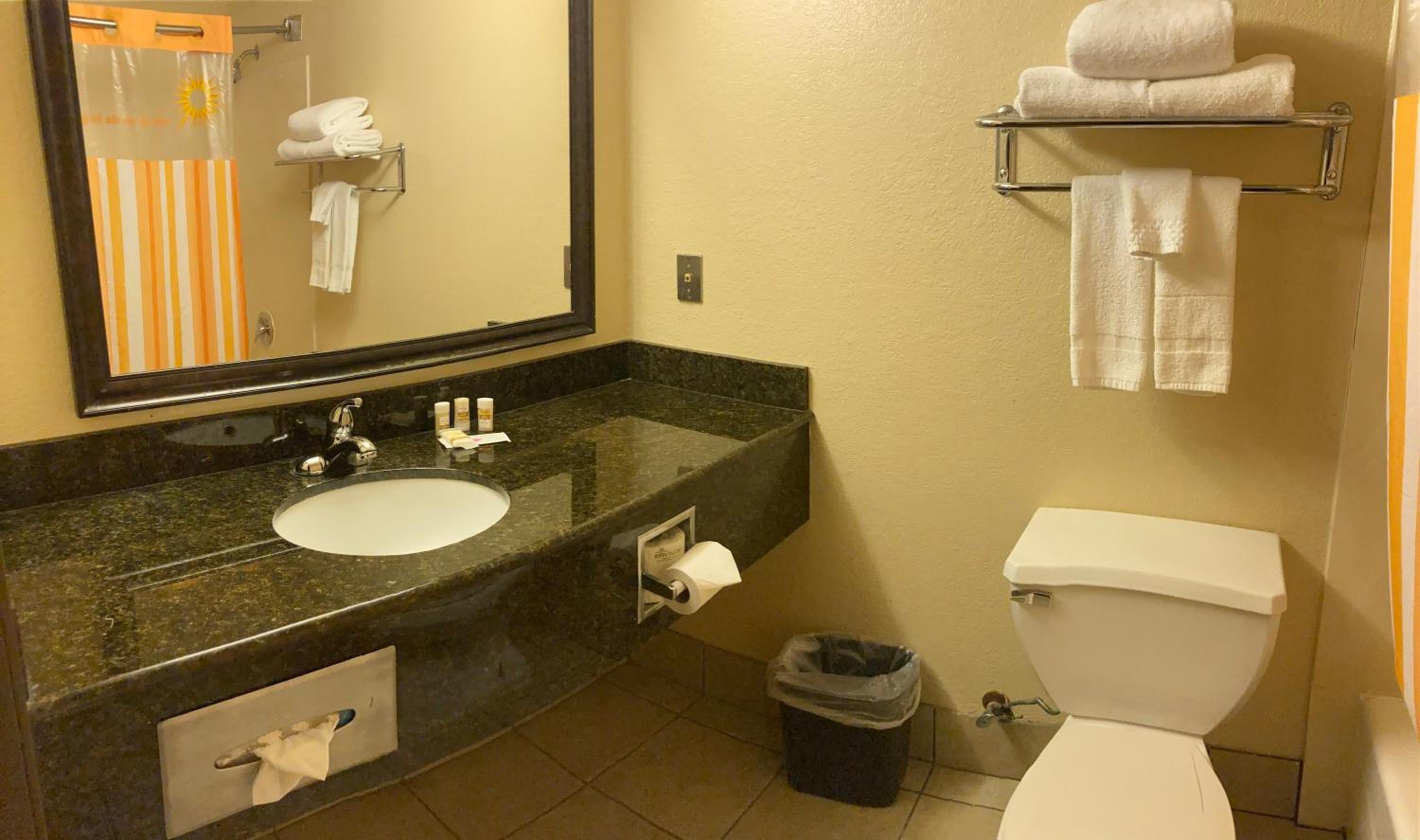 Deluxe King Room - Non-Smoking - Photo 2