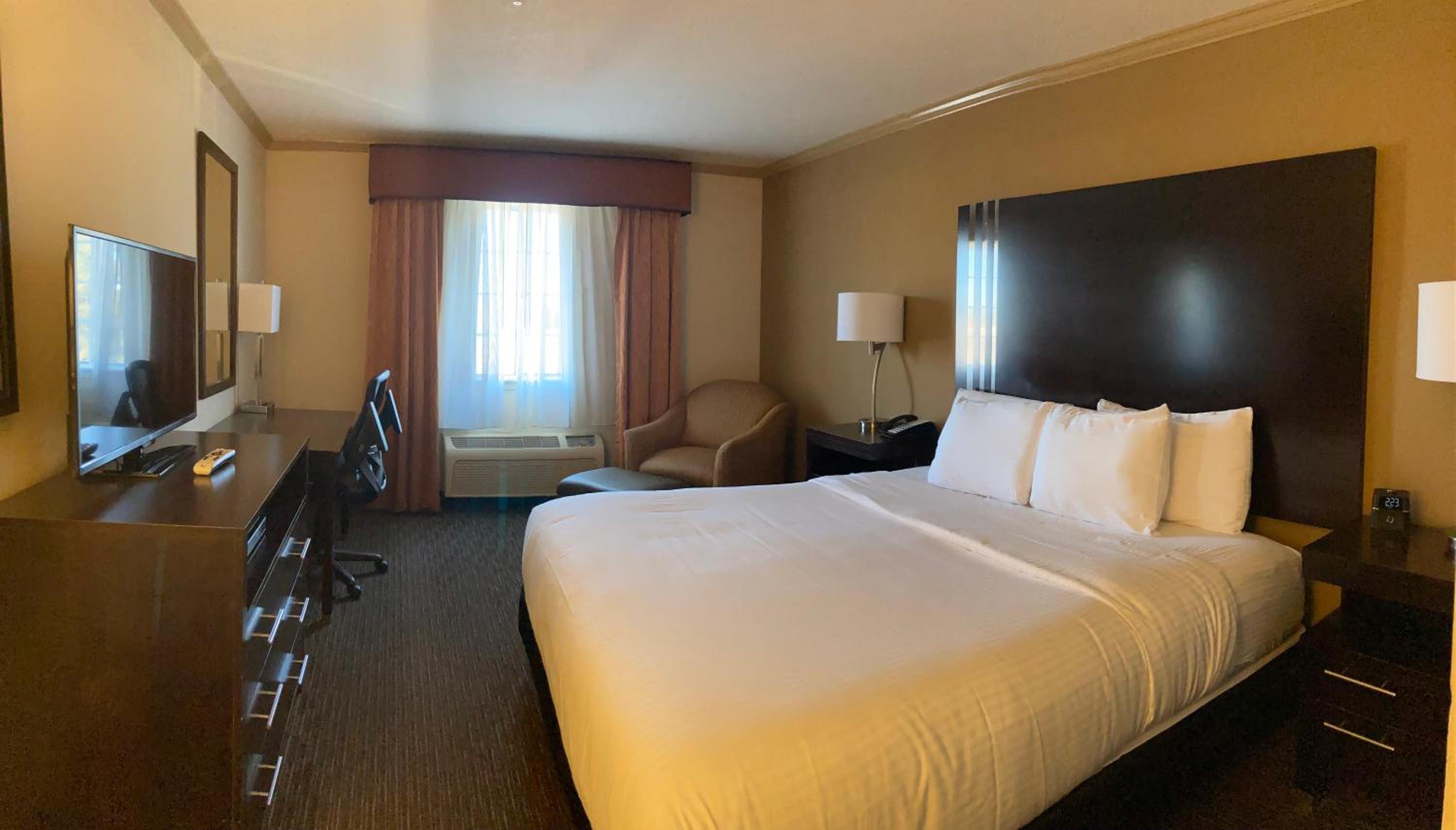 Deluxe King Room - Non-Smoking - Photo 3