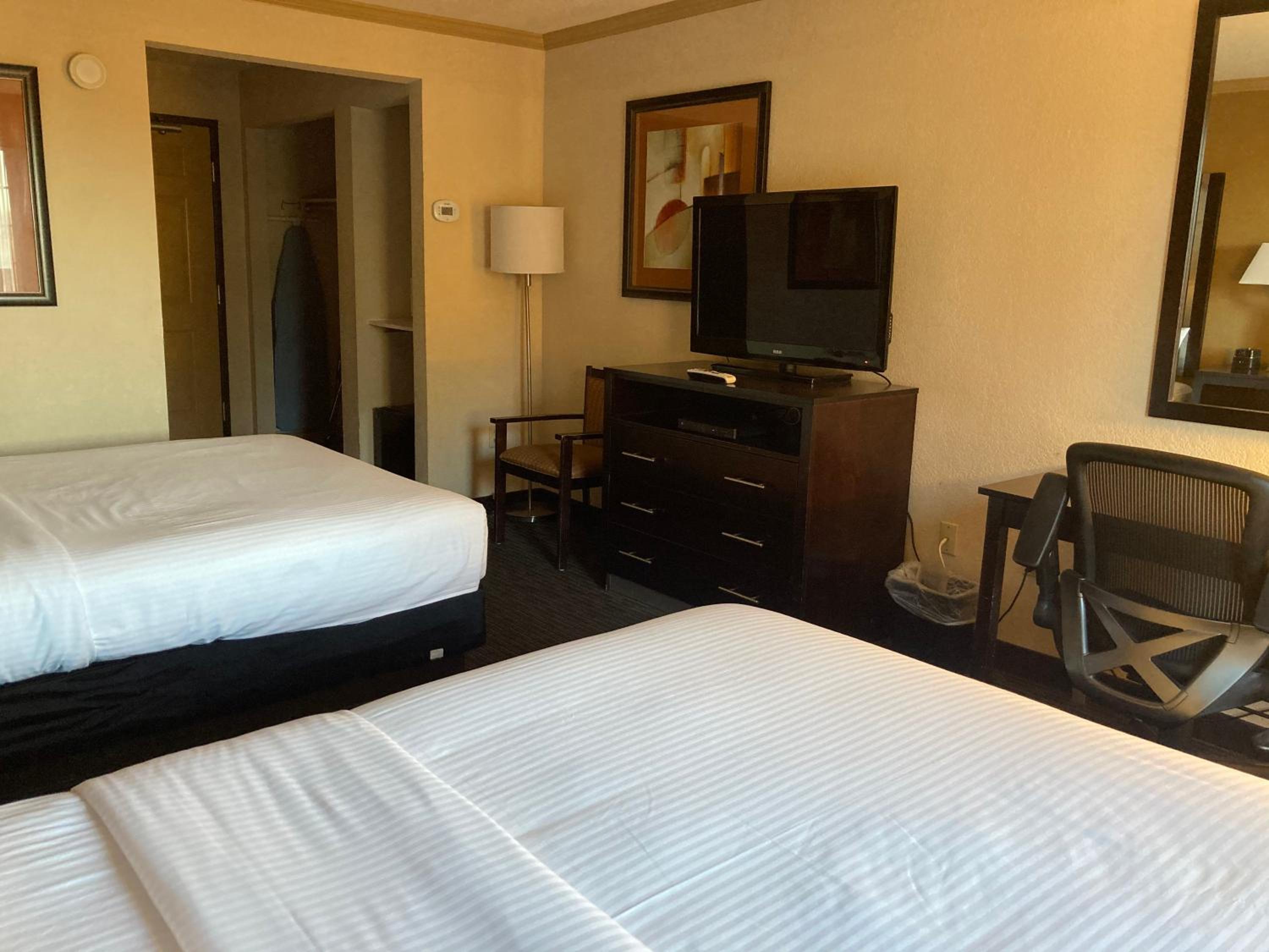 Deluxe Queen Room with Two Queen Beds - Non-Smoking - Photo 2
