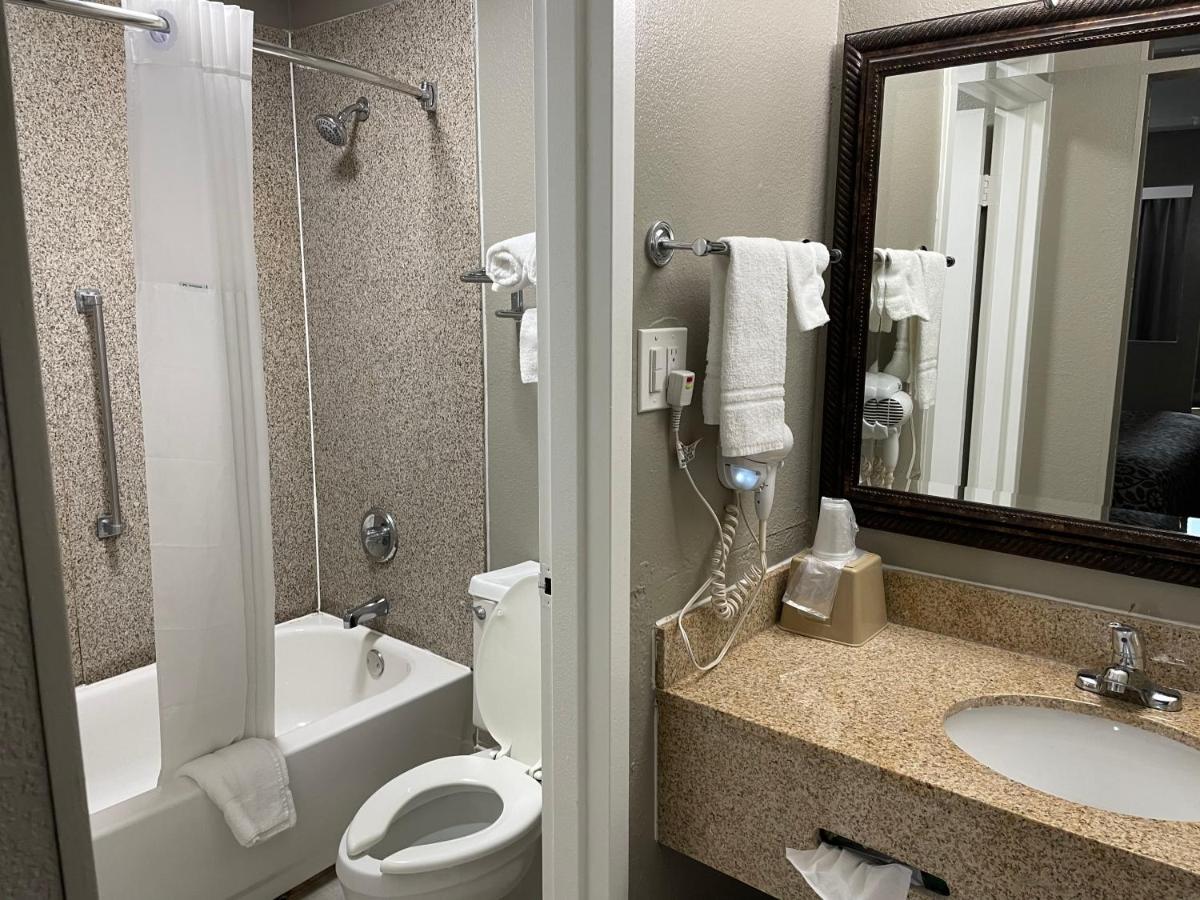 King Room - Non-Smoking photo 3
