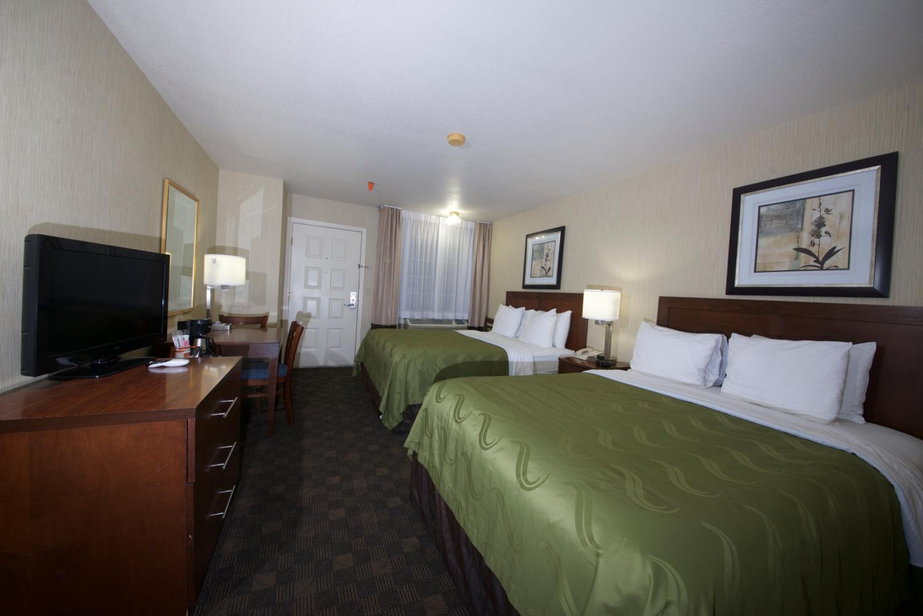 Queen Room with Two Queen Beds - Non-Smoking/Ground Floor - Photo 4