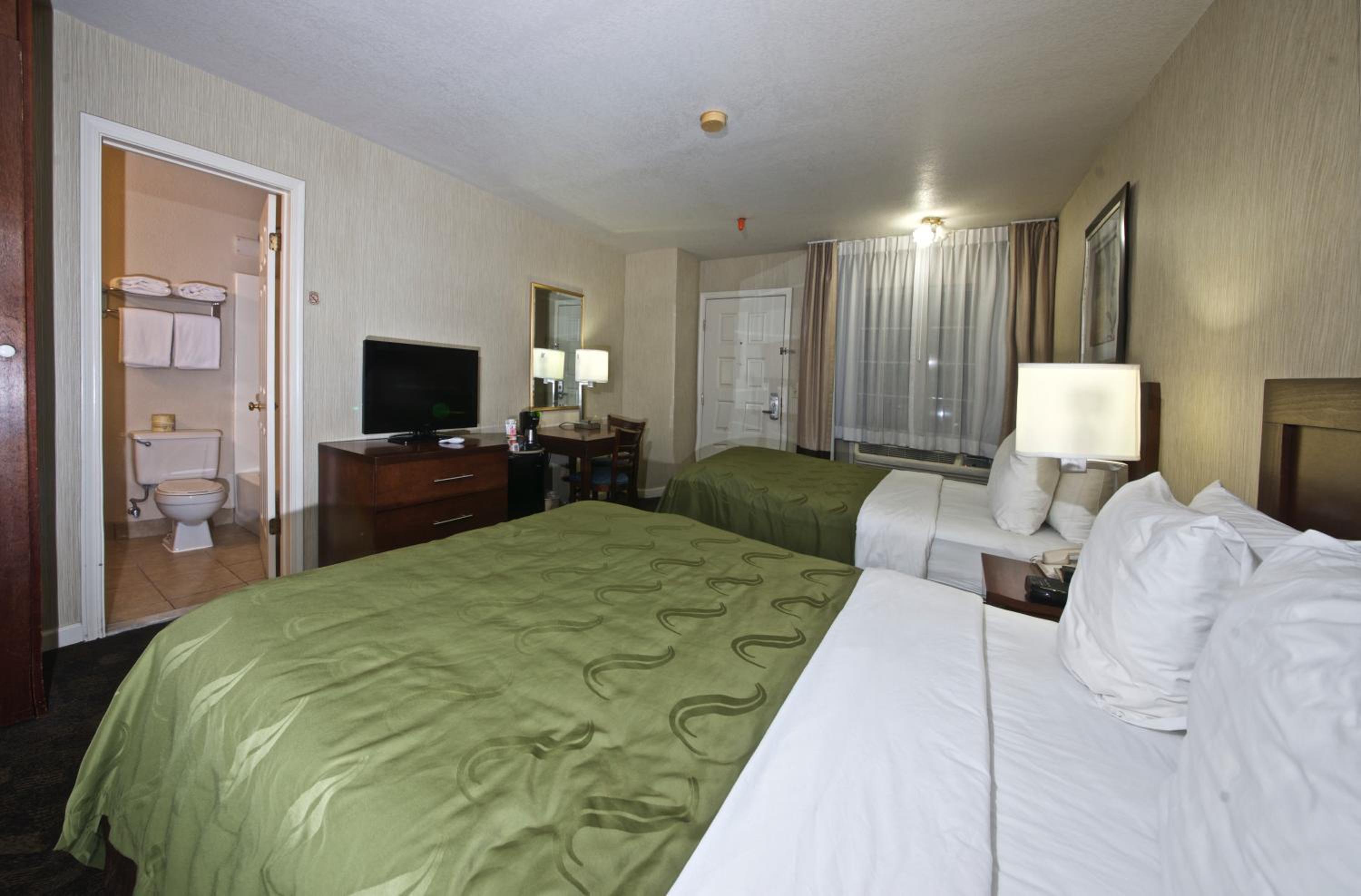 Queen Room with Two Queen Beds - Non-Smoking/Ground Floor - Photo 3