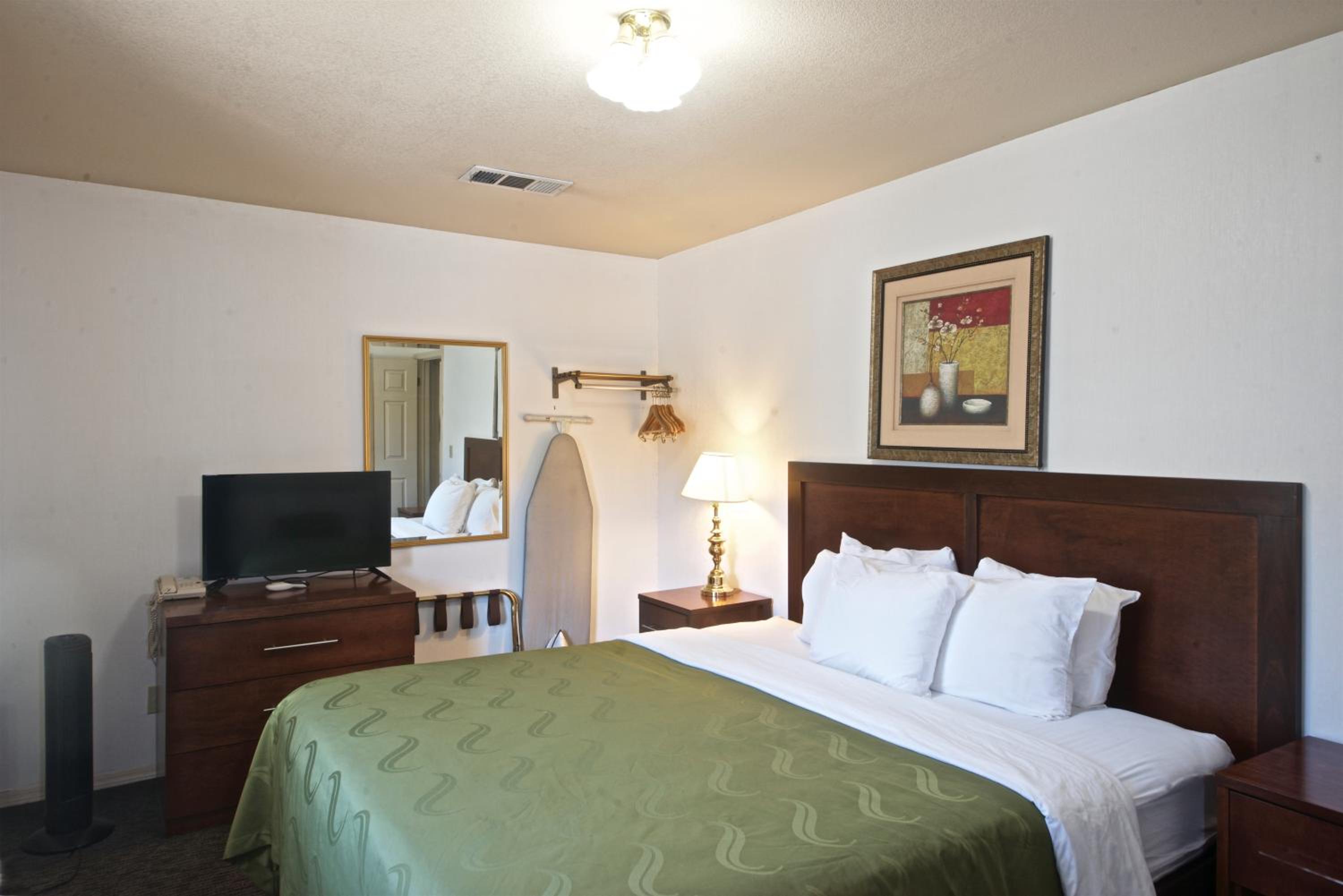 King Room - Non-Smoking - Photo 3