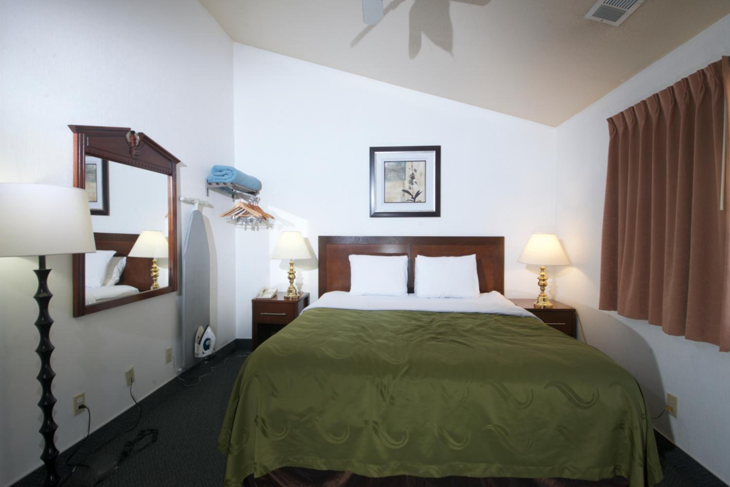 Queen Room with Roll-In Shower - Accessible/Non-Smoking - Photo 2