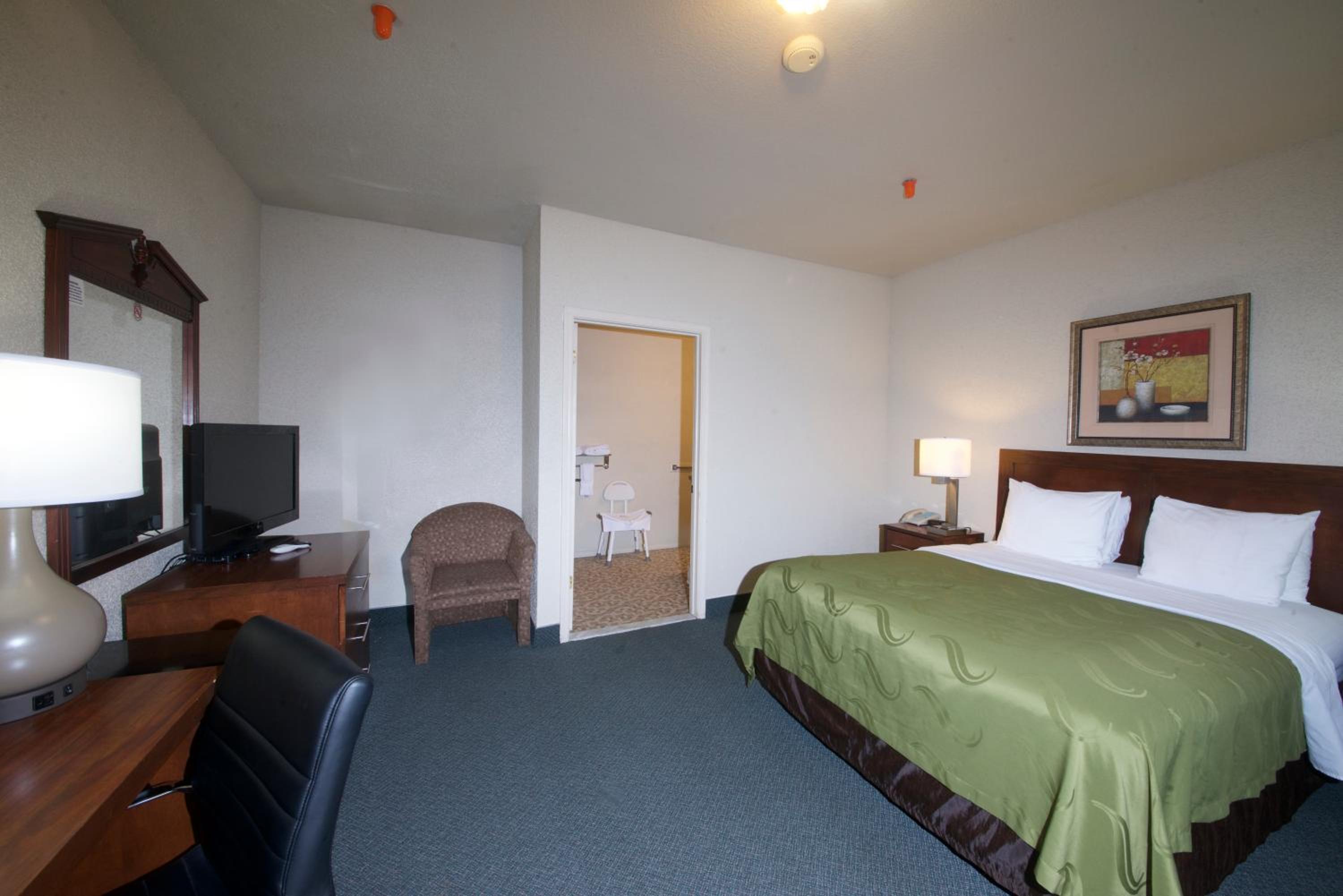 King Room - Non-Smoking - Photo 2