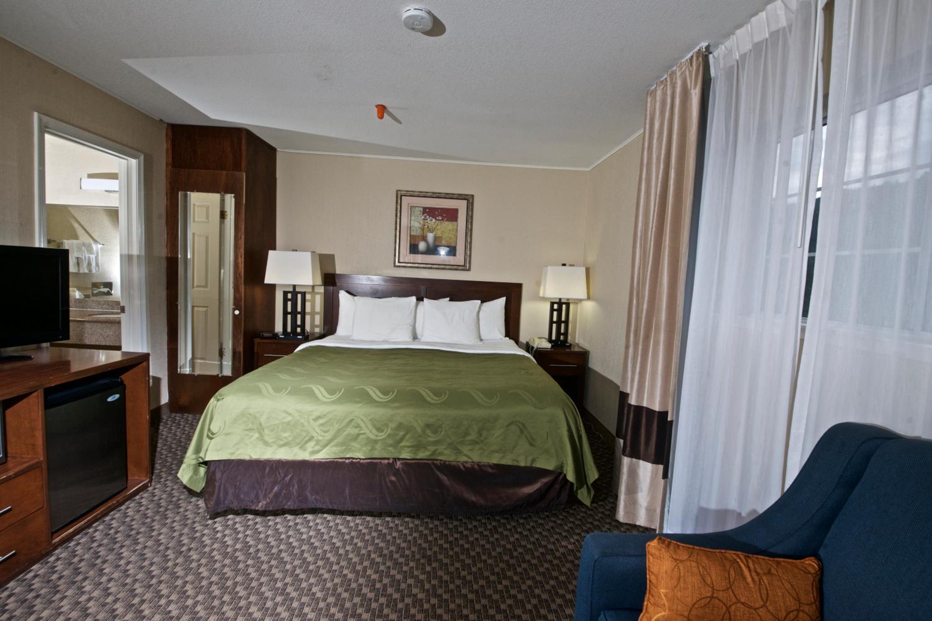 King Room with Sofa Bed - Non-Smoking - Photo 2